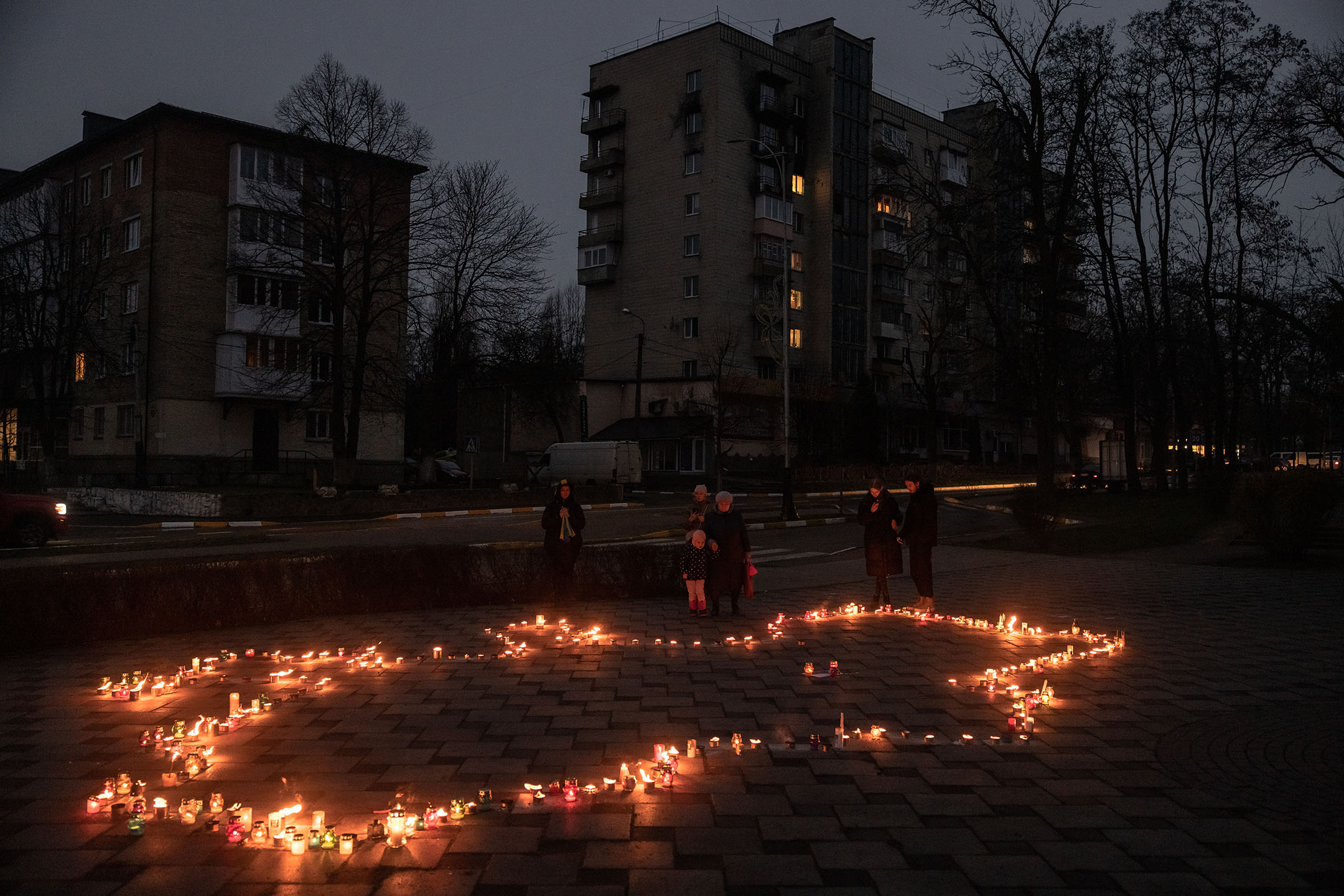 2023年3月13日,市民站在蠟燭旁邊,以紀念在俄羅斯佔領布查時被殺的受害者。攝:Roman Pilipey/Getty Images