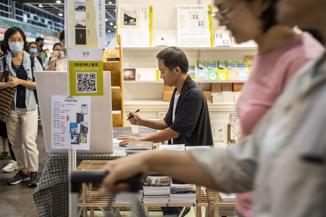 資深傳媒人區家麟在書展現場簽書。攝:林振東/端傳媒