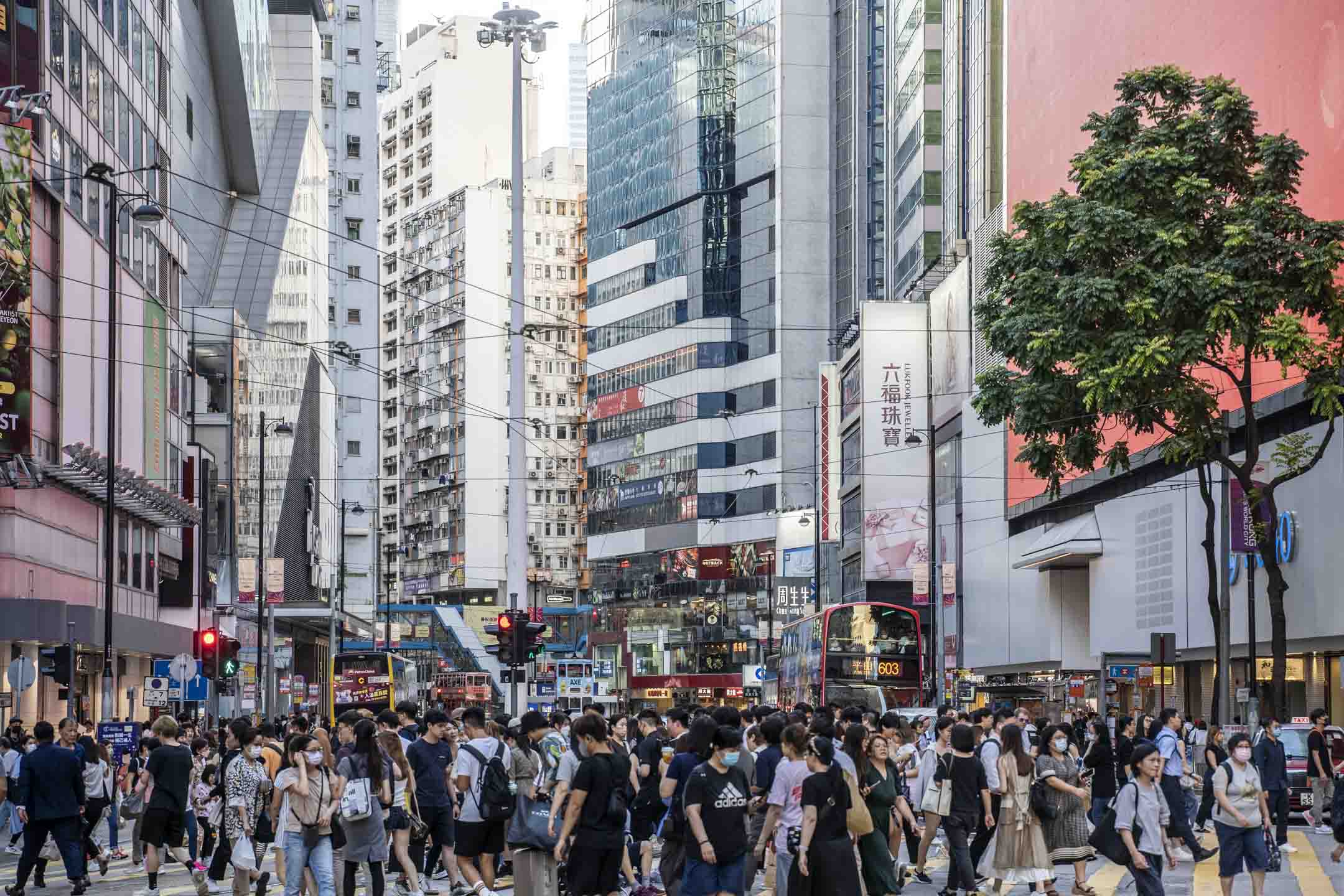 2023年7月12日﹐香港銅鑼灣的人群在馬路上。攝:林振東/端傳媒