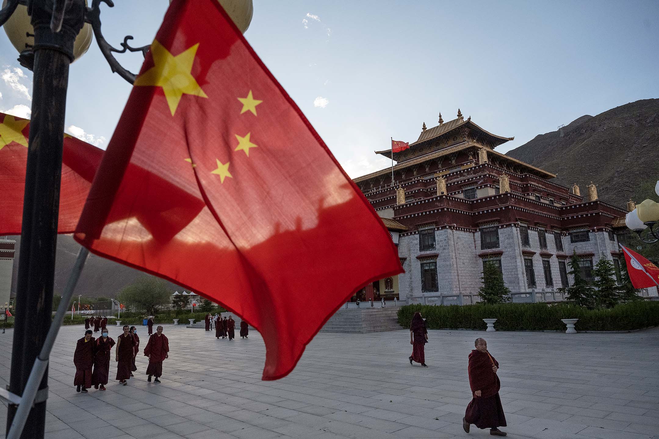 2021年5月31日,中國西藏,憎侶在寺廟下經過。攝:Kevin Frayer/Getty Images