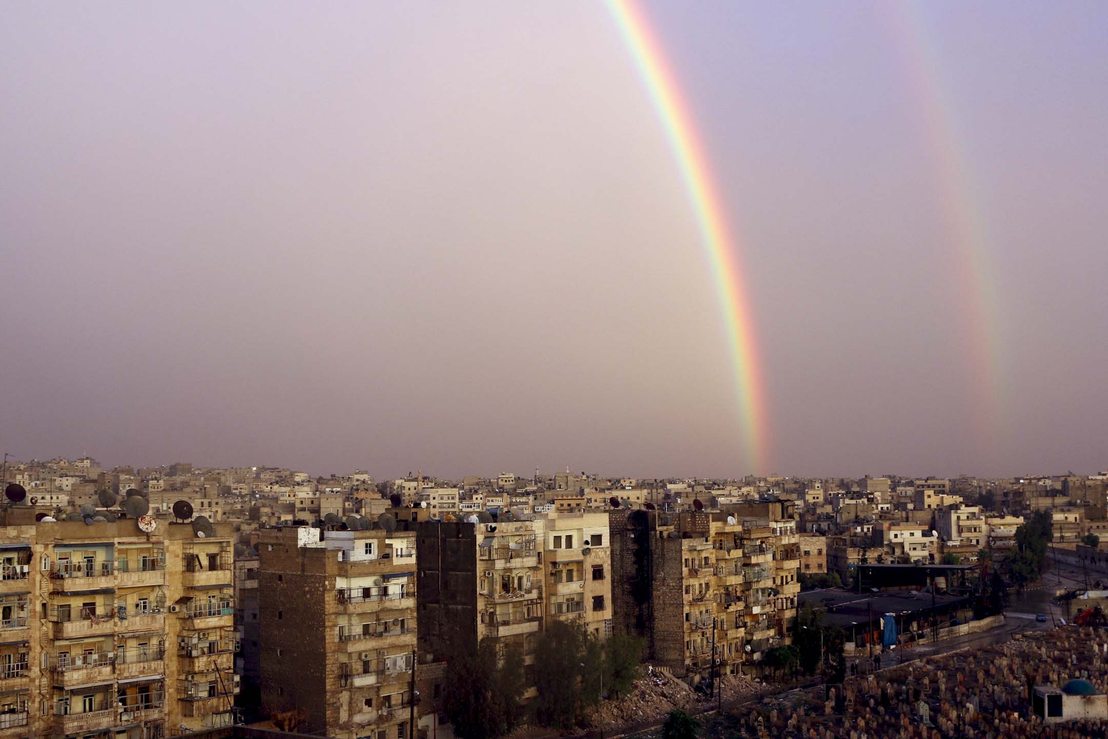 2014年11月21日,敘利亞阿勒頗,受損的建築物上空出現雙彩虹攝:Mahmoud Hebbo/Reuters/達志影像