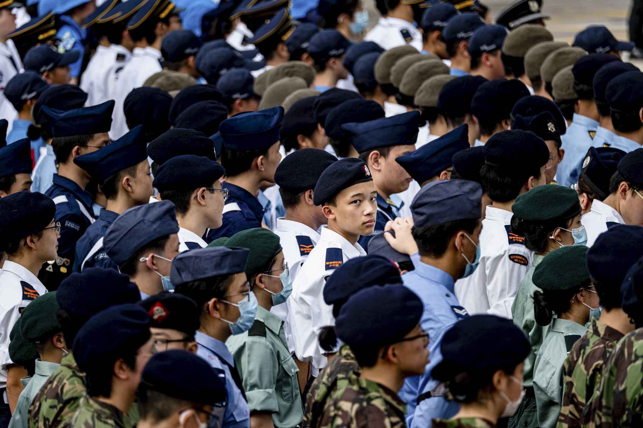 2023年7月1日,灣仔金紫荊廣場,來自制服團體的學生列隊,參與升旗儀式。攝:Ryan Lai/端傳媒