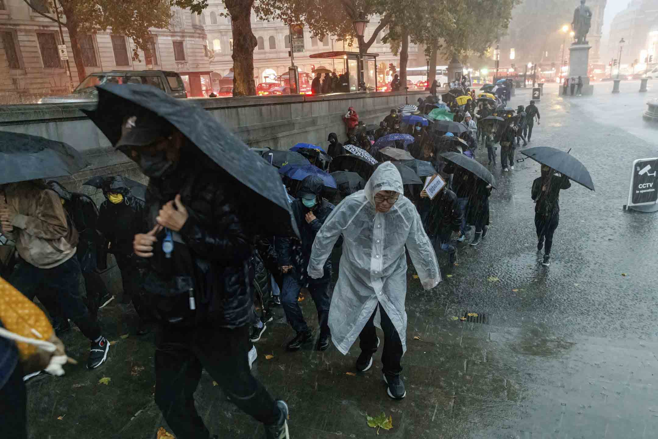 2022年10月17日,英國倫敦舉行的港人抗議集會,數百人在暴風雨中從唐寧街經唐人街遊行到中國駐倫敦大使館。 攝:May James/SOPA Images/LightRocket via Getty Images