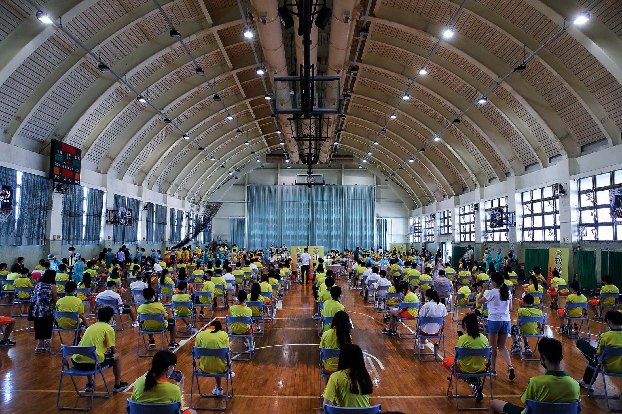 2021年9月22日,台北市一所學校體育館舉行的疫苗接種活動。攝:I-Hwa Cheng/Bloomberg via Getty Images