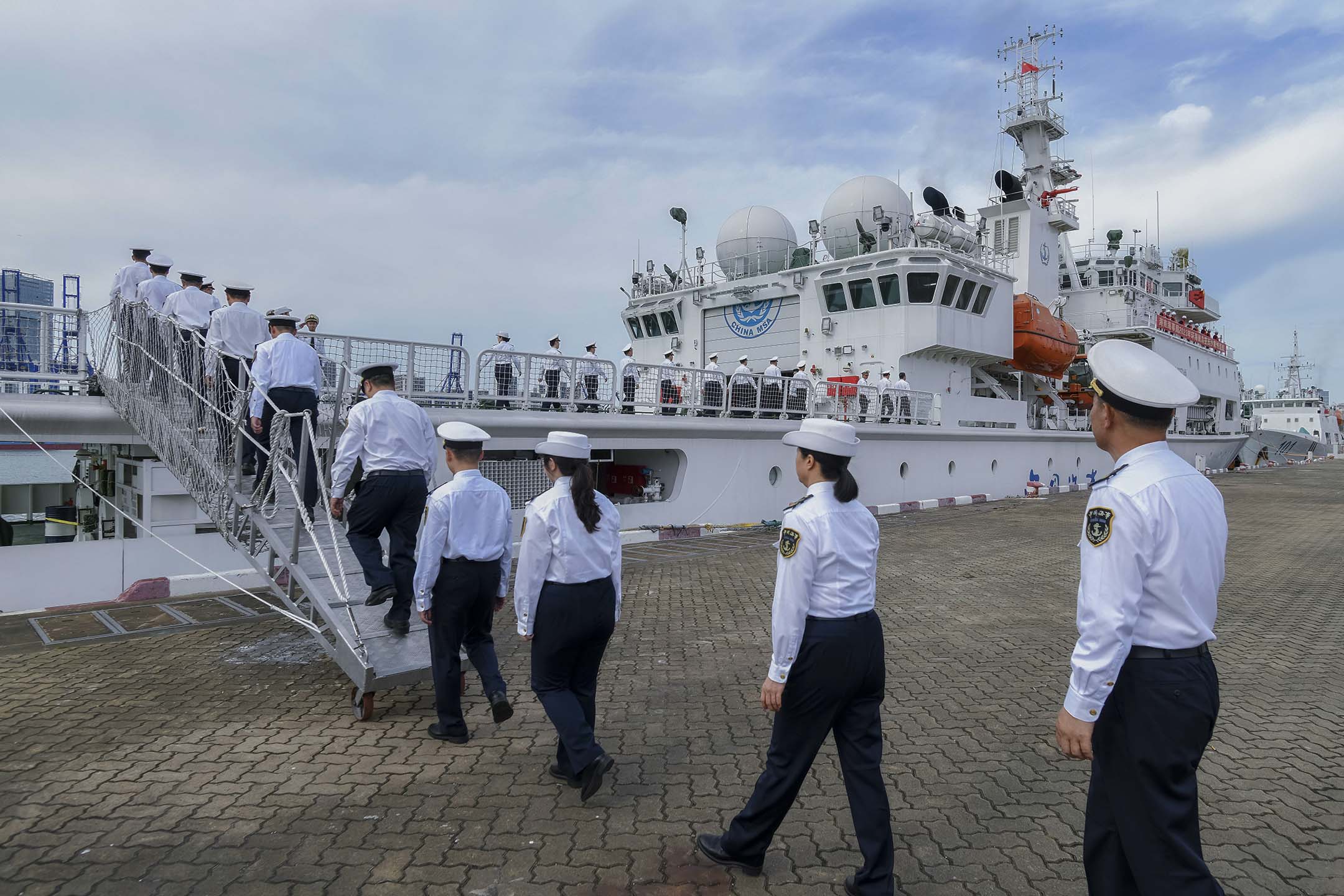 2023年6月8日,官员在海南省海口市的一个港口登上巡逻船。摄:Luo Yunfei/VCG via Getty Images