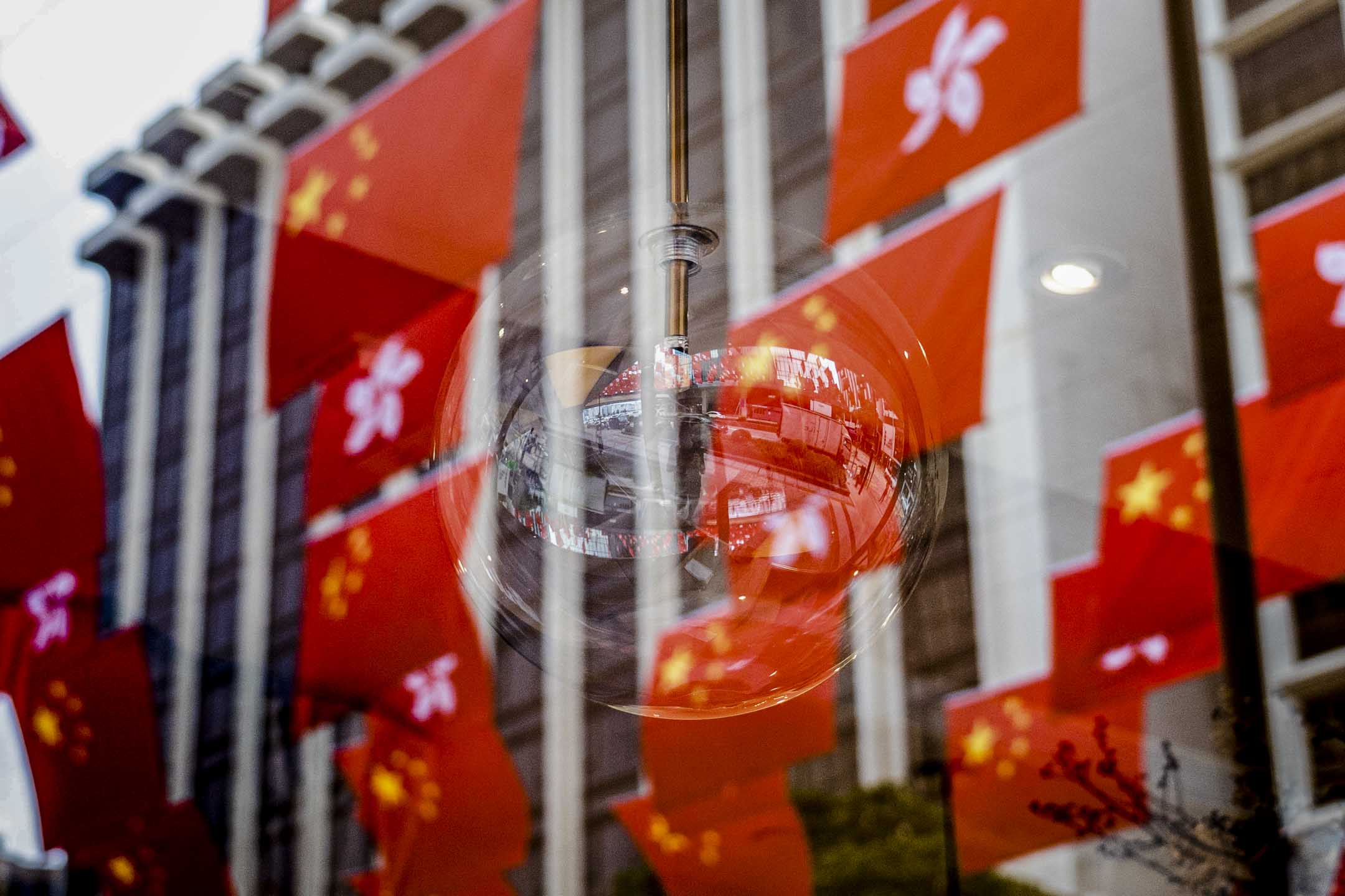 2023年6月30日,尖沙咀中心外,掛滿過百面國旗及區旗。攝:Ryan Lai/端傳媒