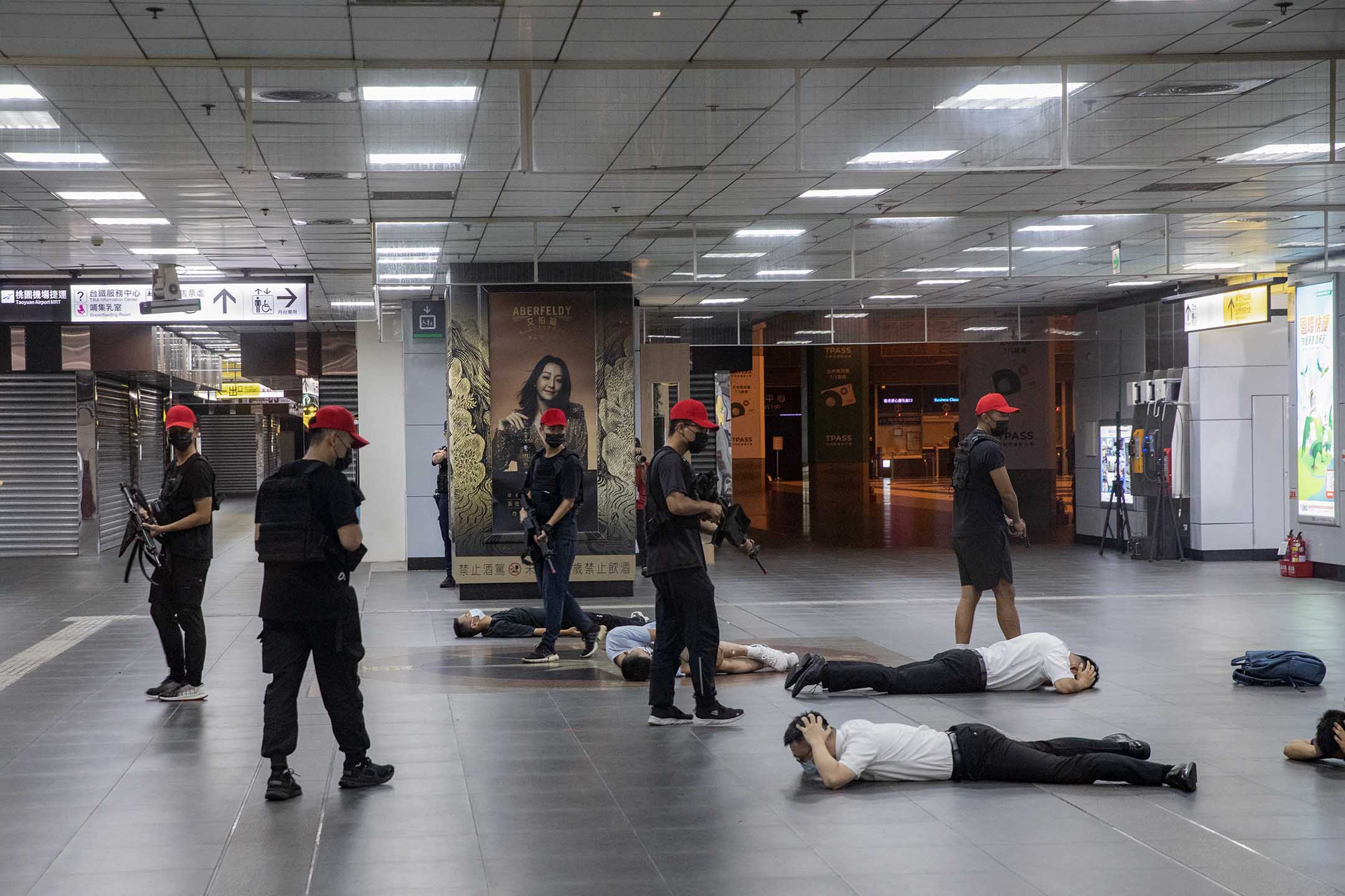 2023年7月26日,台北車站,漢光演習期間,憲警聯合反劫持作戰演練。攝:陳焯煇/端傳媒