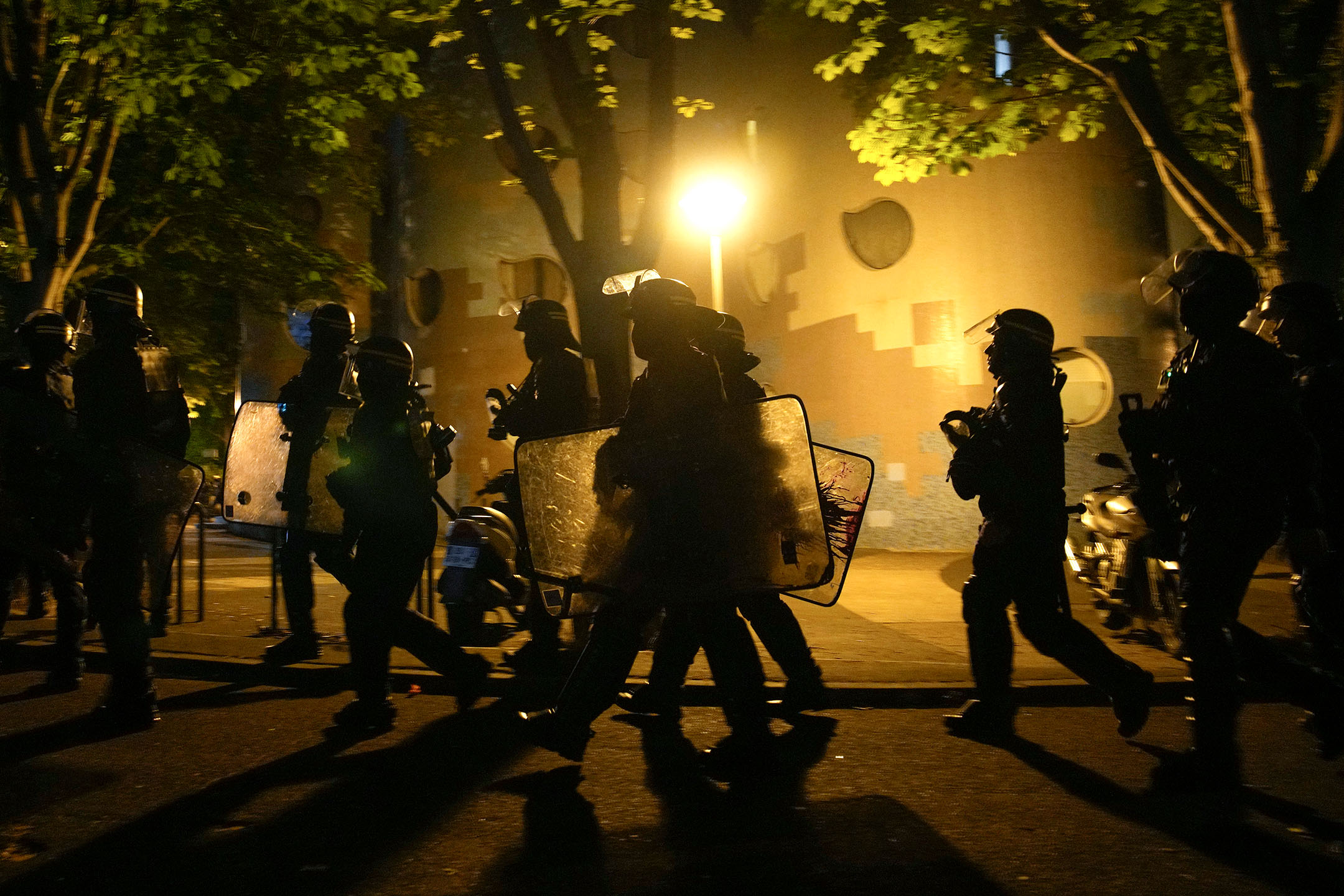 2023年7月1日,法国巴黎,防暴警察在街道上巡逻。摄:Lewis Joly/AP/达志影像