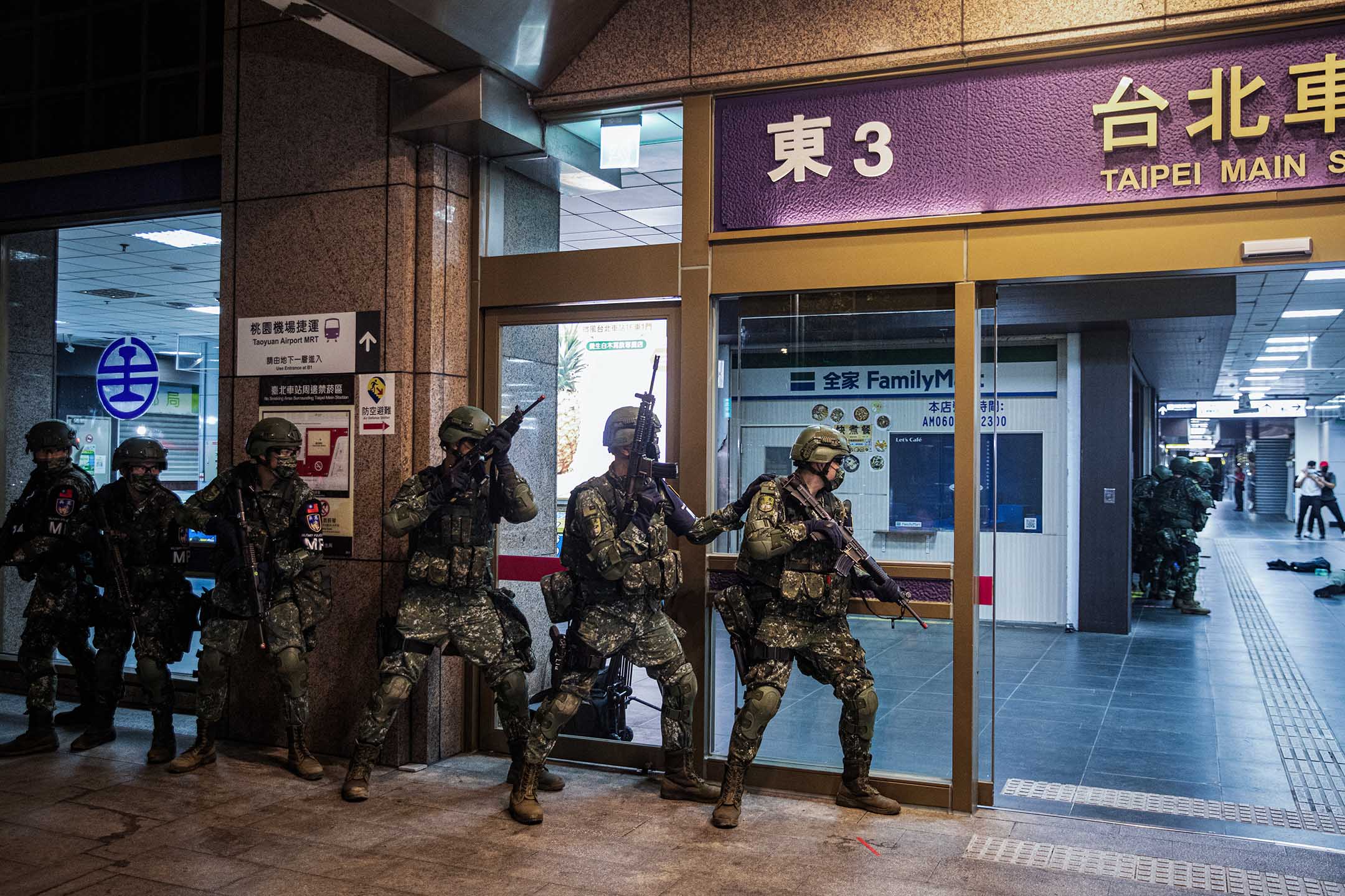 2023年7月26日,台北車站,漢光演習期間,憲警聯合反劫持作戰演練。攝:陳焯煇/端傳媒