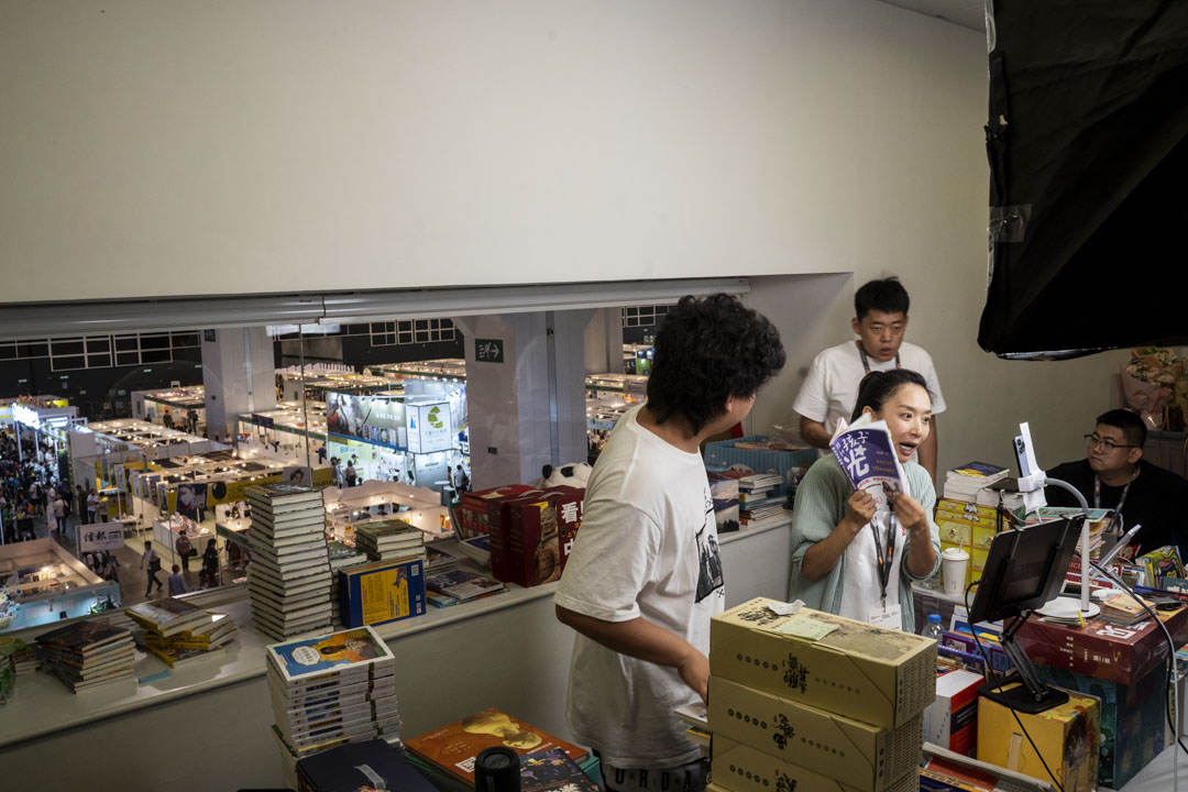 香港書展的網上賣書直播。攝:林振東/端傳媒