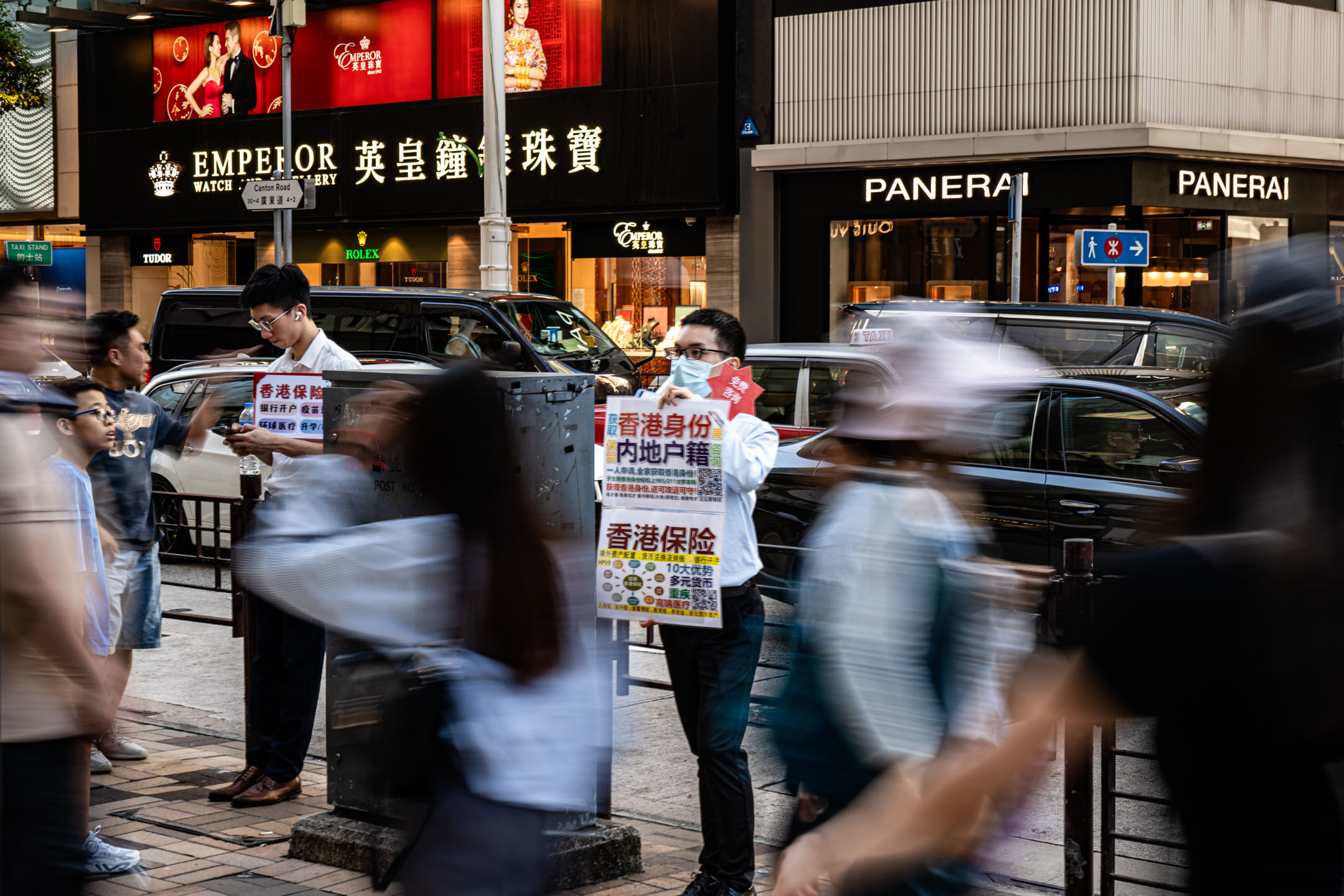 2023年7月12日，香港尖沙咀，保险从业员在街道上推销保险产品。摄：Ryan Lai/端传媒