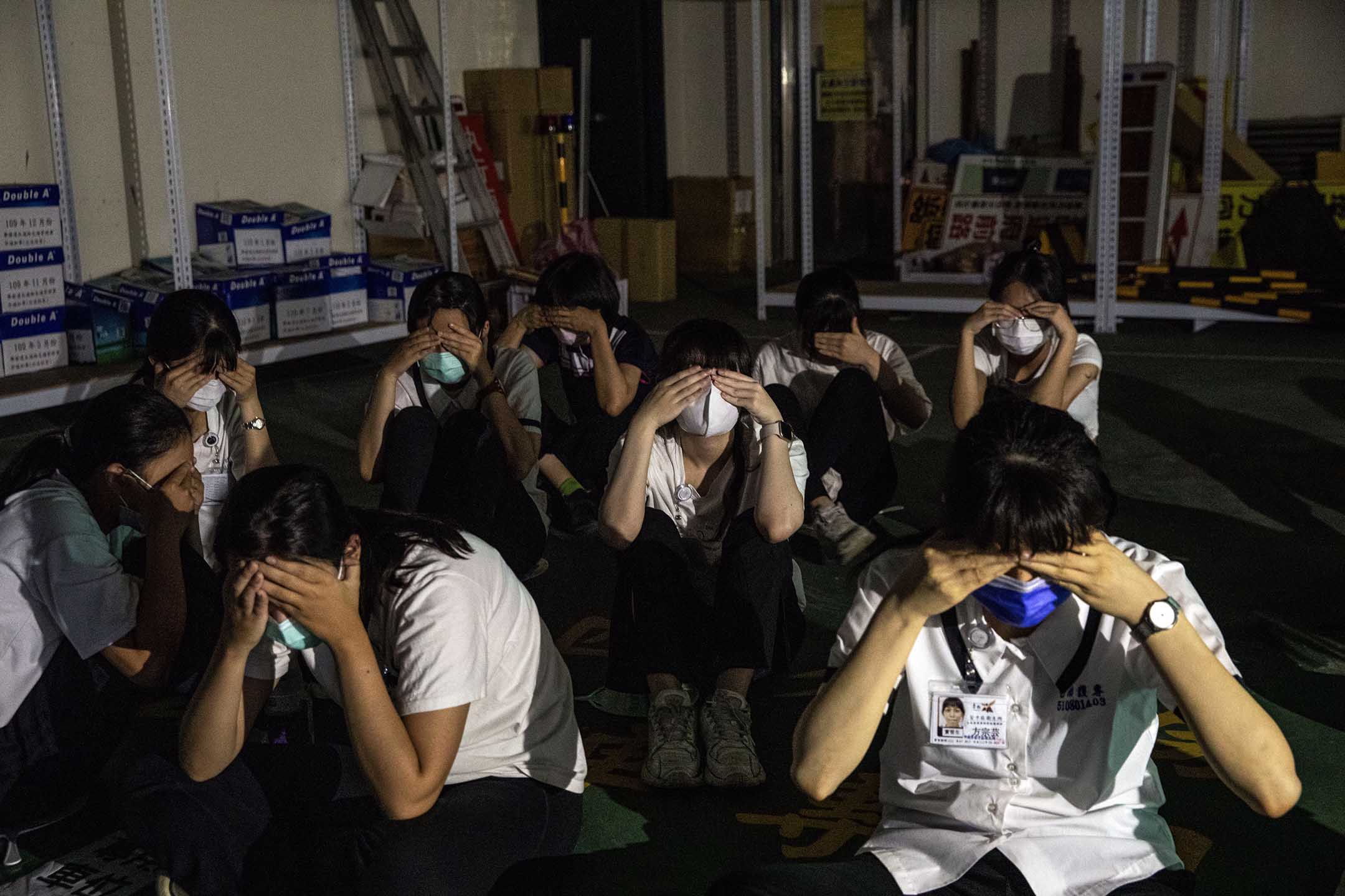 2023年7月25日,台灣台南,萬安演習,民眾在停車場内。攝:陳焯煇/端傳媒