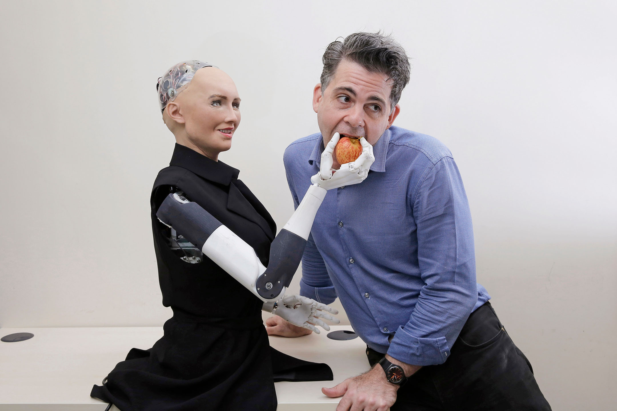 2017年9月28日,Hanson Robotics创始人David Hanson与其公司的旗舰机器人合照。摄:Kin Cheung/AP/达志影像