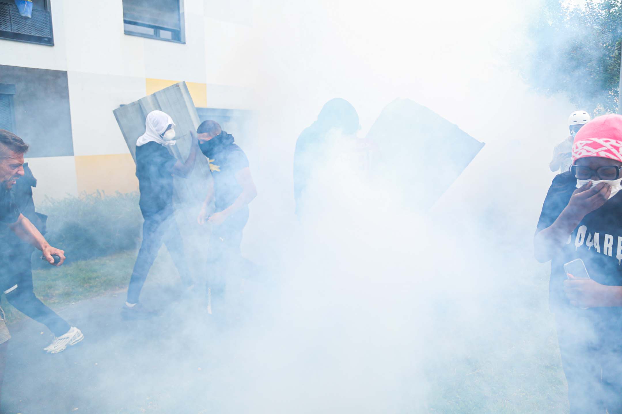 2023年6月29日,法国巴黎,大批示威者走上街头,防暴警方使用催泪弹驱赶。摄:Ibrahim Ezzat/Anadolu Agency via Getty Images