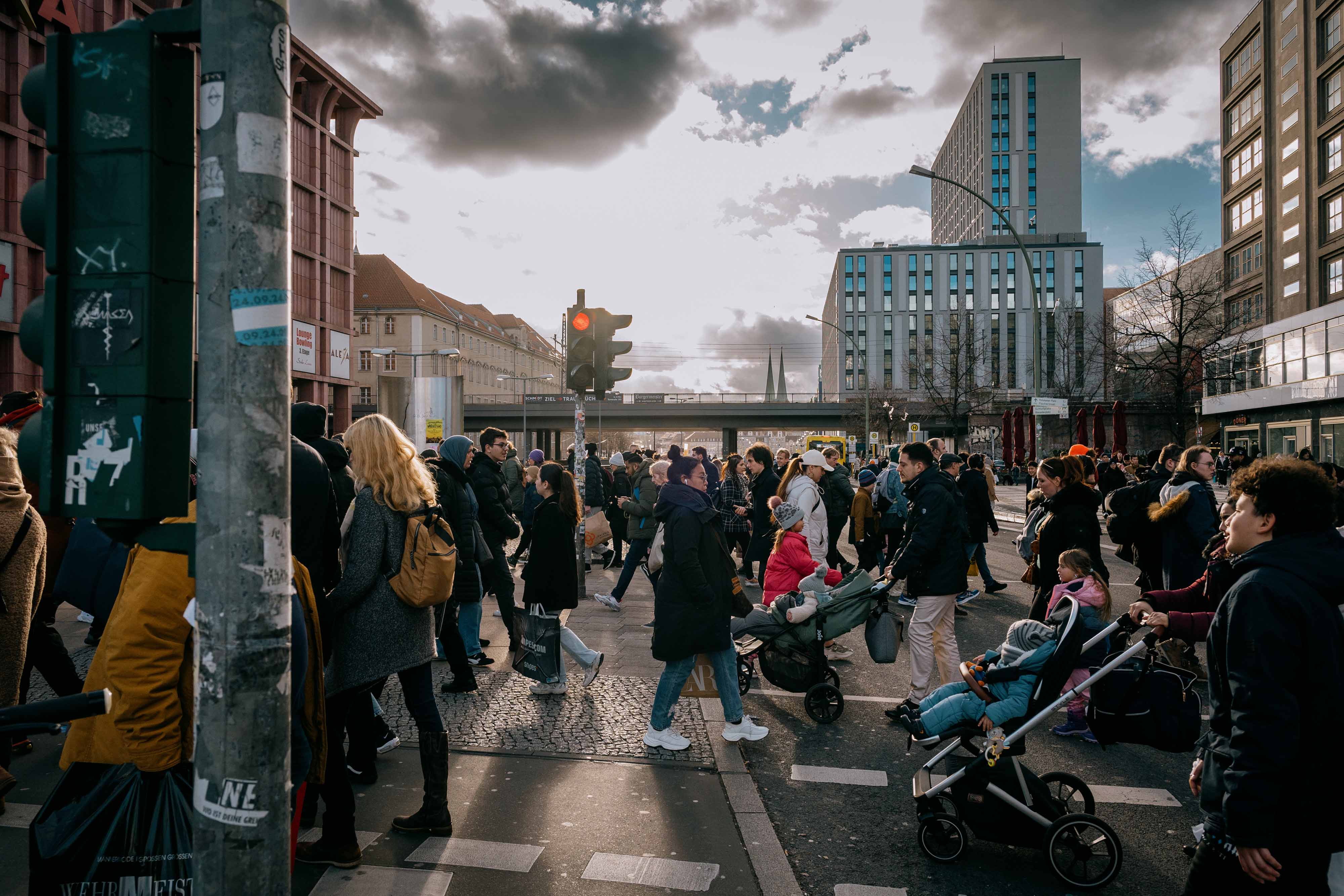 2023年2月4日,行人穿过德国柏林的一个路口。摄:Jacobia Dahm/Bloomberg via Getty Images