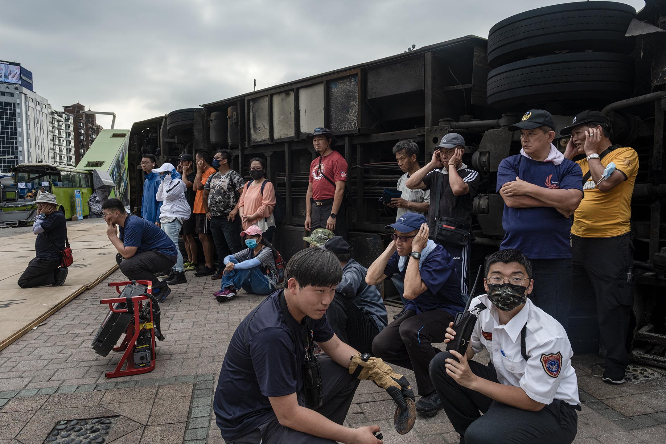 2023年5月4日,台北,民安9號演習,参與的民眾在休息。攝:陳焯煇/端傳媒