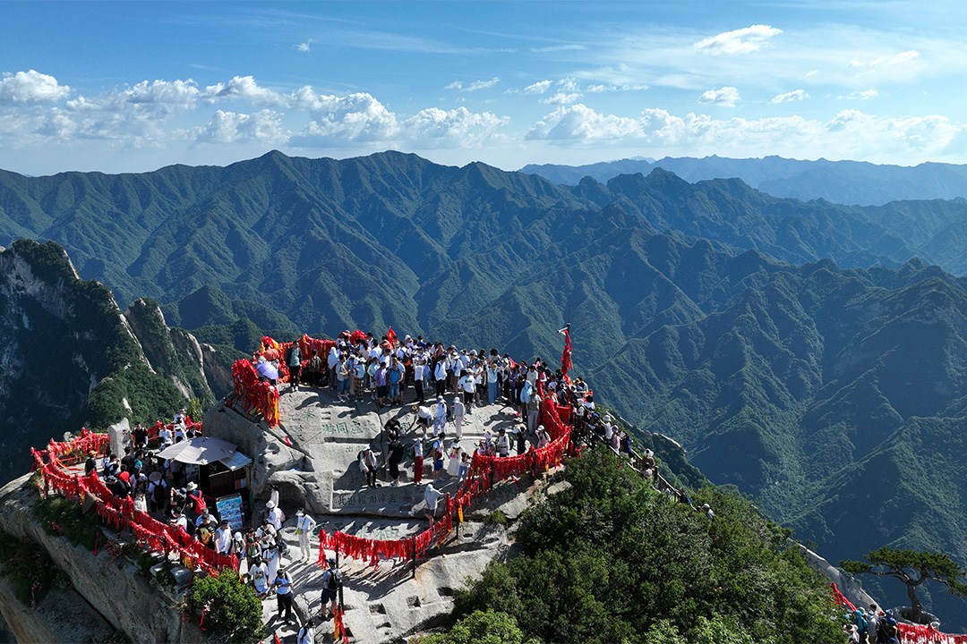 2023年6月23日,中国陕西省,游客们在端午节假期游览华山。摄:VCG/VCG via Getty Images