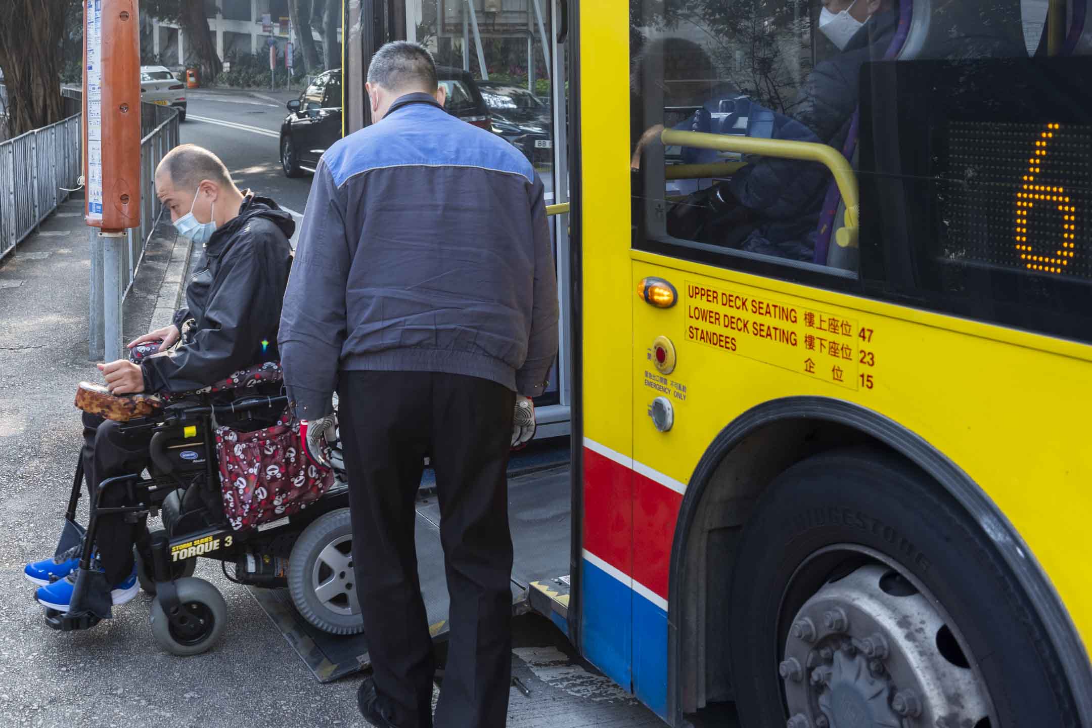 輪椅人士乘坐巴士抵達登車徑附近的巴士站。攝:林振東/端傳媒