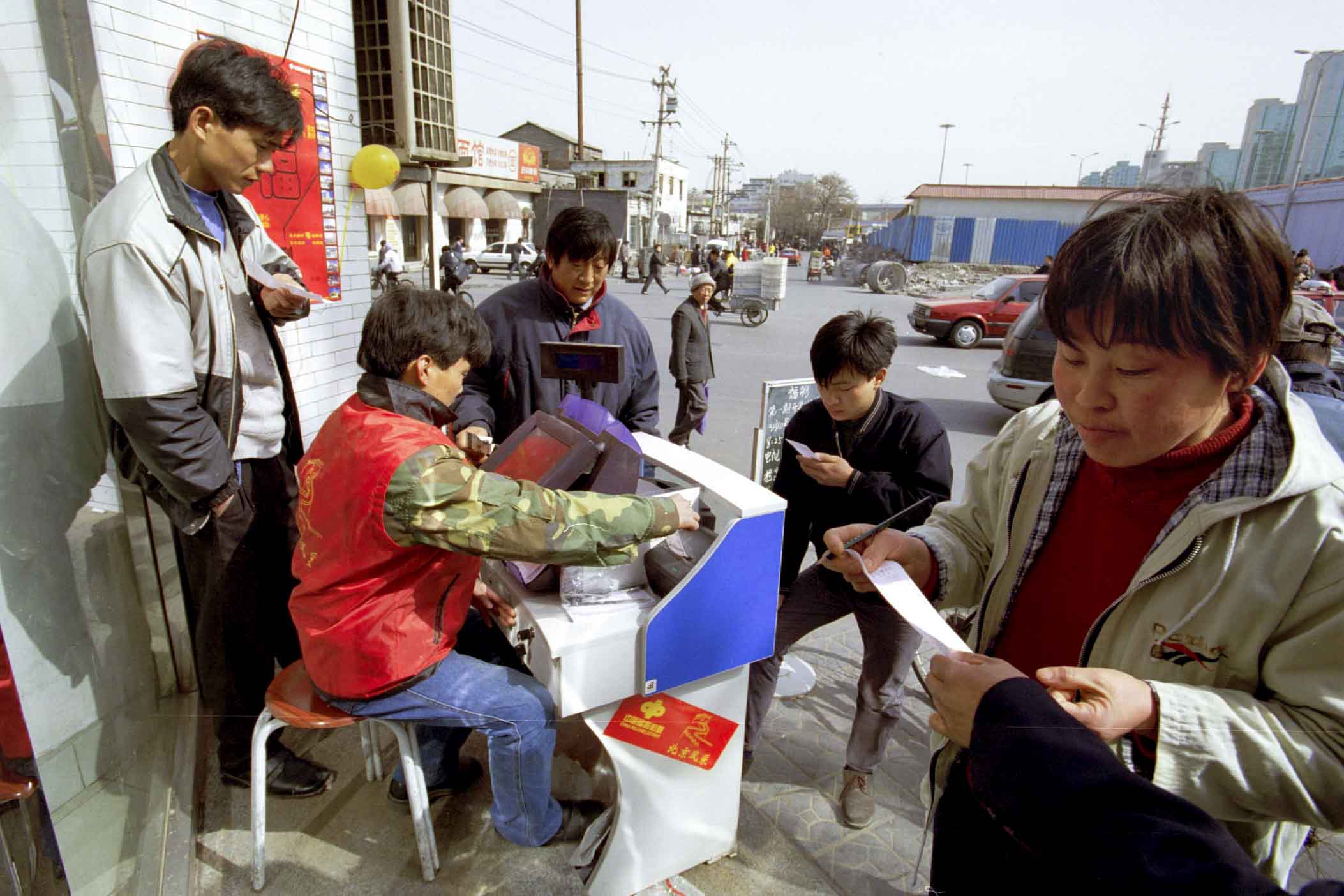數名市民在街上的路攤購買彩票。攝: Peter Rogers/Liaison via via Getty Images