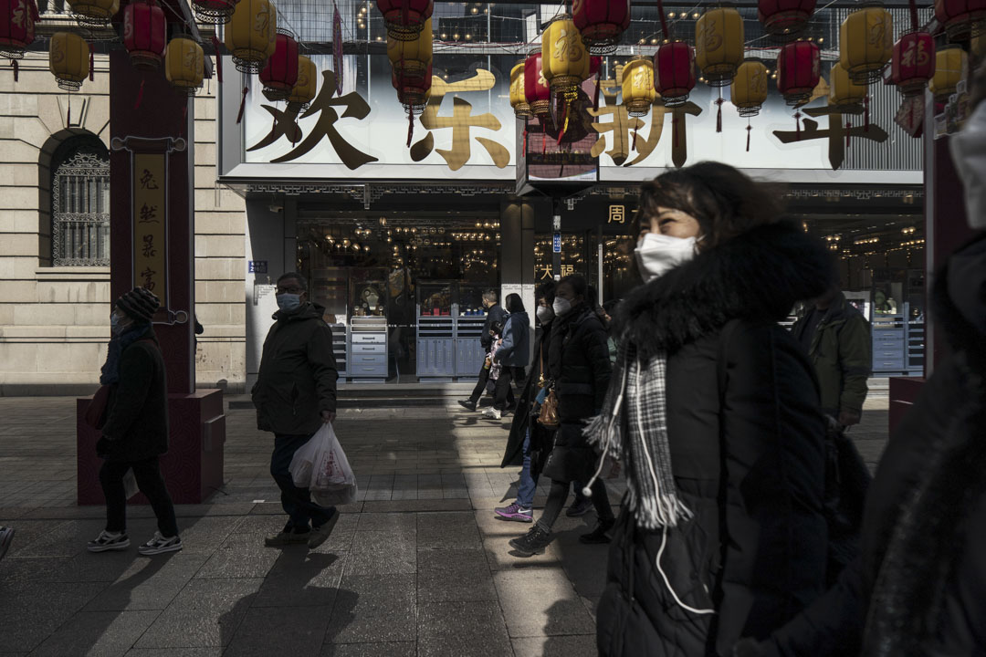 2023年1月25日,中国江苏省苏州市,购物区的购物者。摄:Qilai Shen/Bloomberg via Getty Images