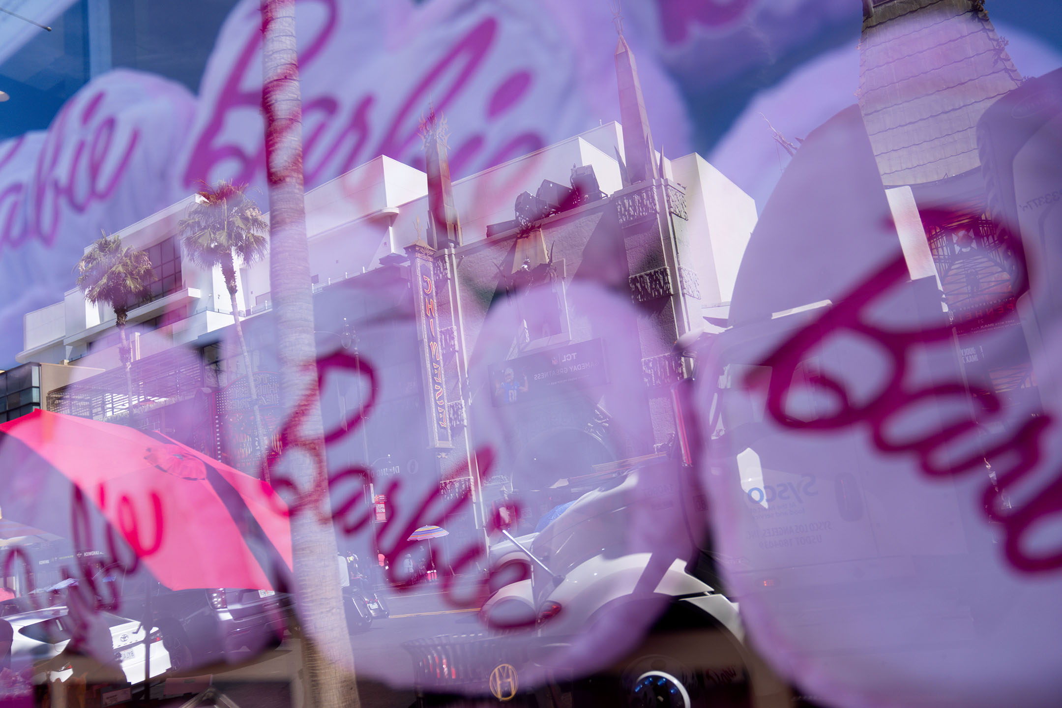 2023年7月14日,美国洛杉矶,一间店铺摆放着电影《芭比》(Barbie)的主题枕头。摄:Eric Thayer/Bloomberg via Getty Images