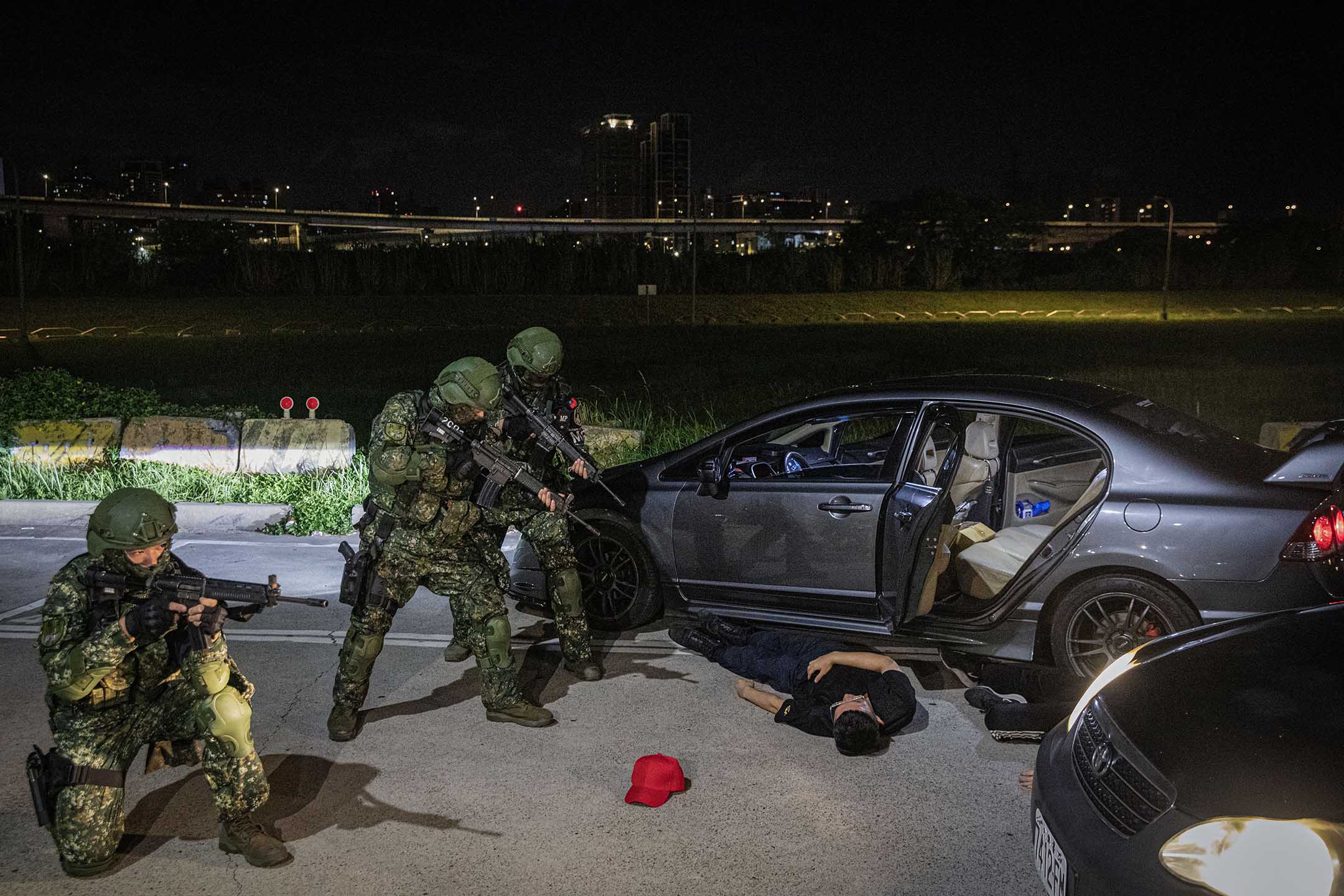 2023年7月25日,台北,漢光演習期間,軍警進行橋梁阻絕、封鎖及檢管暨萬華地區守備作戰演習。攝:陳焯煇/端傳媒