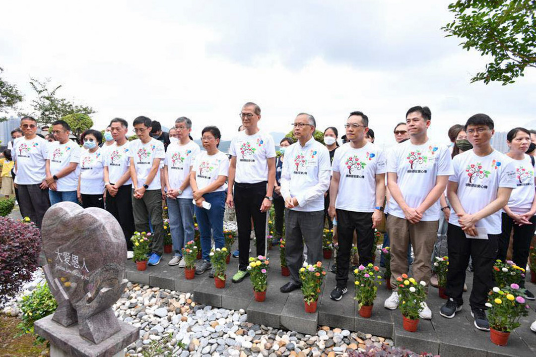 2023年5月28日,醫務衞生局局長盧寵茂教授等人,在將軍澳華人永遠墳場出席「大愛恩人」春祭,向器官捐贈者及他們的家人致意。圖:醫務衞生局Facebook