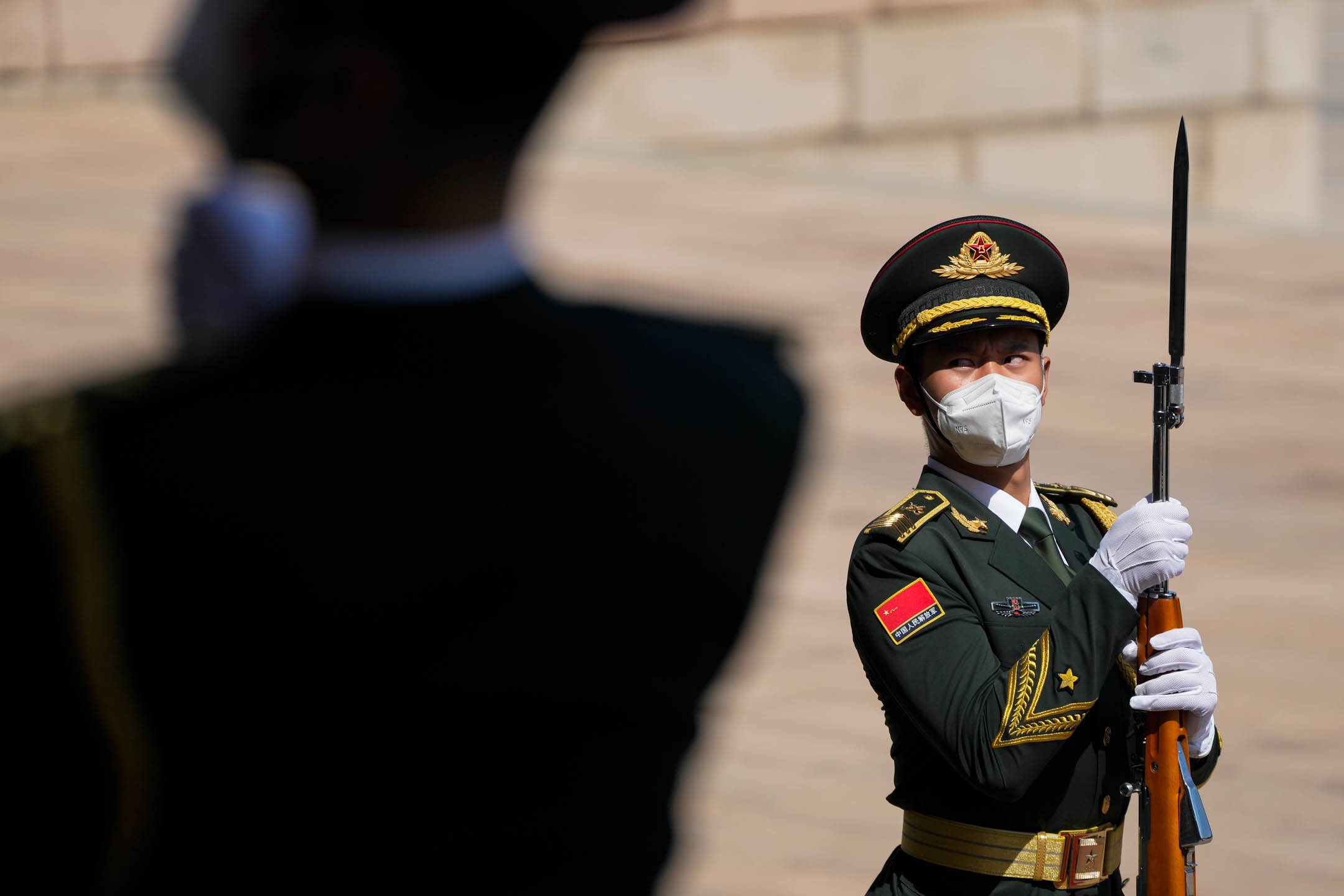 2023年7月10日,中国北京,所罗门群岛总理到访中国,仪仗队成员列队欢迎。摄:Andy Wong/Pool via AP/达志影像