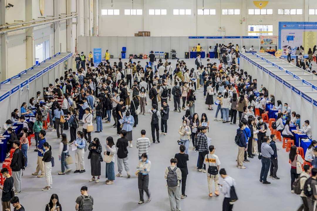 2023年3月18日,中國廣東省佛山市,求職者在招聘會上尋找就業機會。攝:VCG/VCG via Getty Images