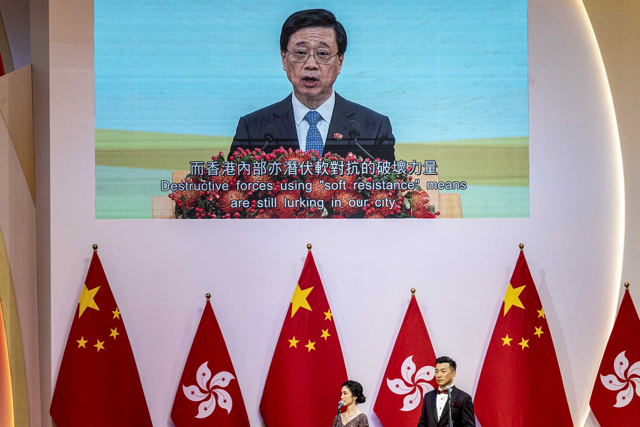 2023年7月1日,灣仔會展舉辦慶回歸酒會,行政長官李家超在台上演講。攝:Ryan Lai/端傳媒