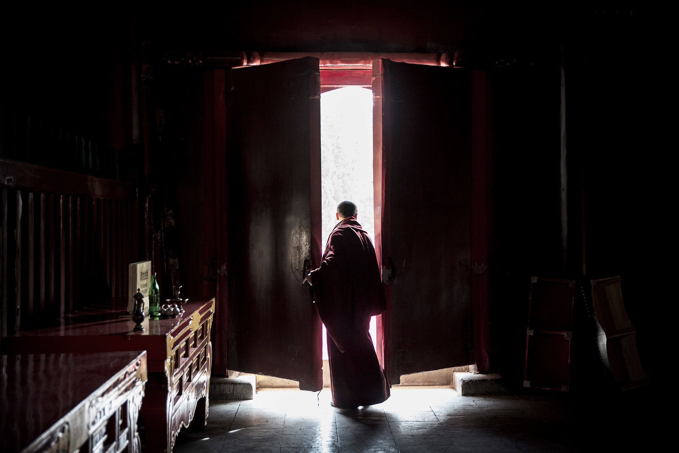 2015年3月19日,中國北京,一名憎侶在寺廟內等待參與儀式。攝:Kevin Frayer/Getty Images