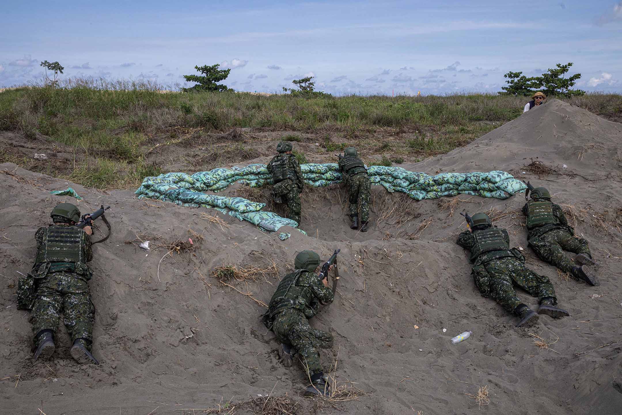 2023年7月25日,台南,漢光演習期習,士兵在沙漢操練。攝:陳焯煇/端傳媒