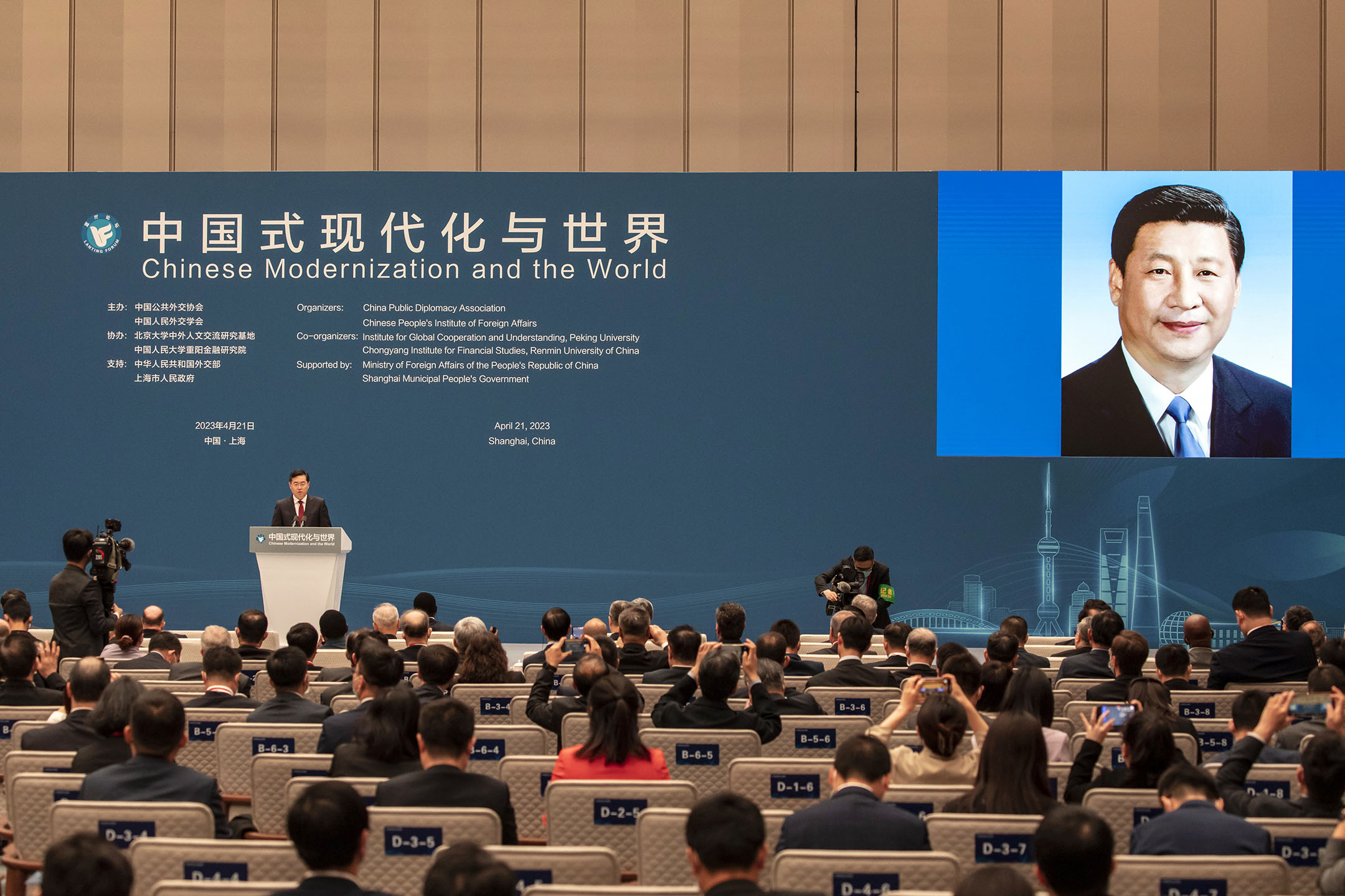 2023年4月21日,中国上海,外长秦刚在论坛上发表讲话。摄:Qilai Shen/Bloomberg via Getty Images