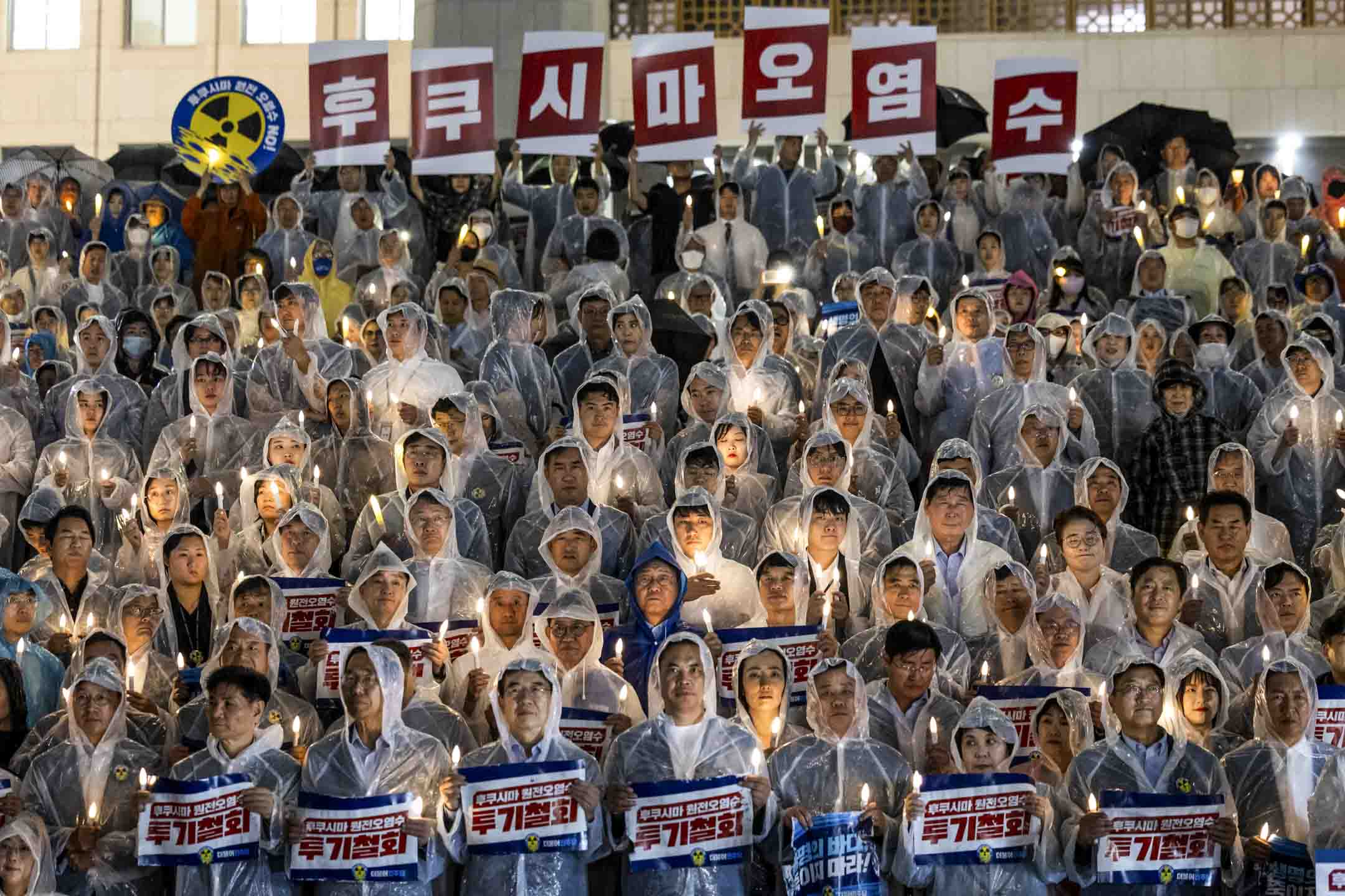 2023年8月23日,南韓首爾,示威者抗議日本決定將福島核電站處理後的廢水排入太平洋。攝:SeongJoon Cho/Bloomberg via Getty Images