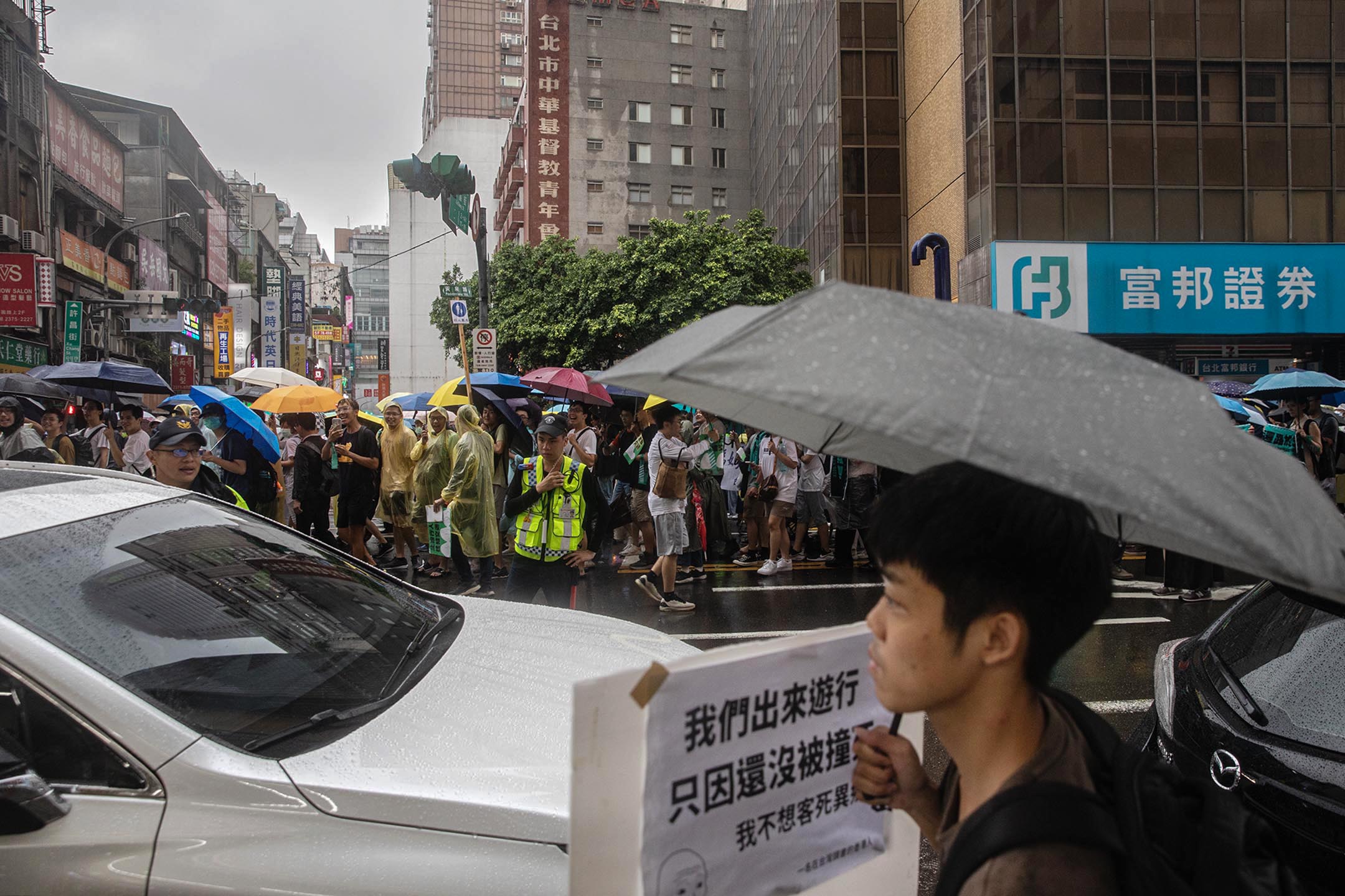 2023年8月20日,还路于民大游行。摄:陈焯𪸩/端传媒