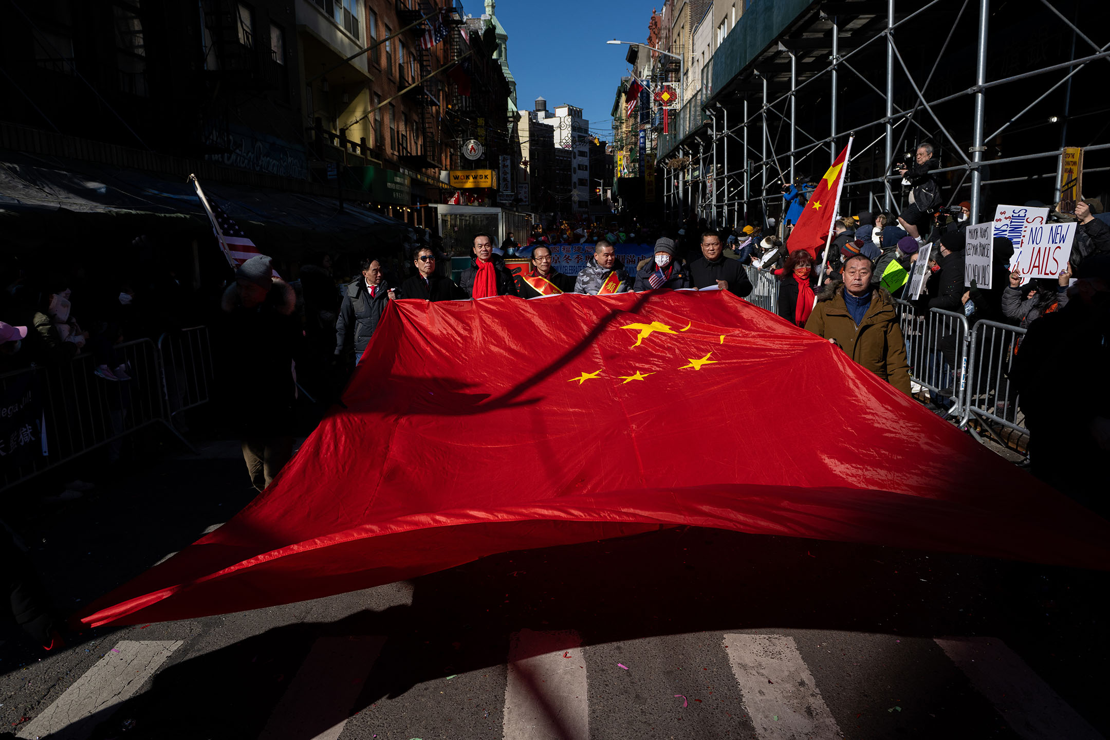 2022年2月20日，美國紐約，唐人街舉行農曆新年遊行，大批華人在唐人街中國國旗。攝：Alexi Rosenfeld/Getty Images