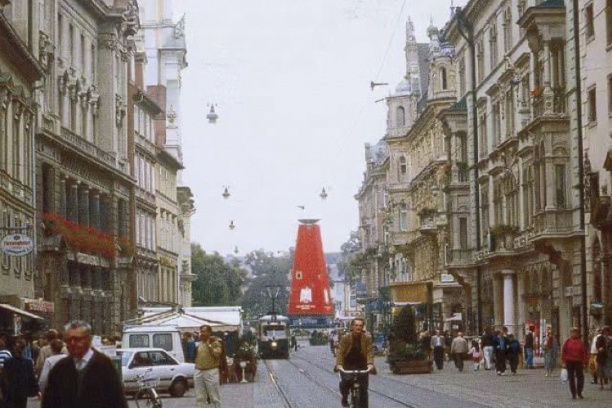 汉斯·哈克(Hans Haacke)于1988年在奥地利格拉兹(Graz) 市的街道上实现的空间介入作品《你们毕竟是荣耀的》(Und ihr habt doch gesiegt)。