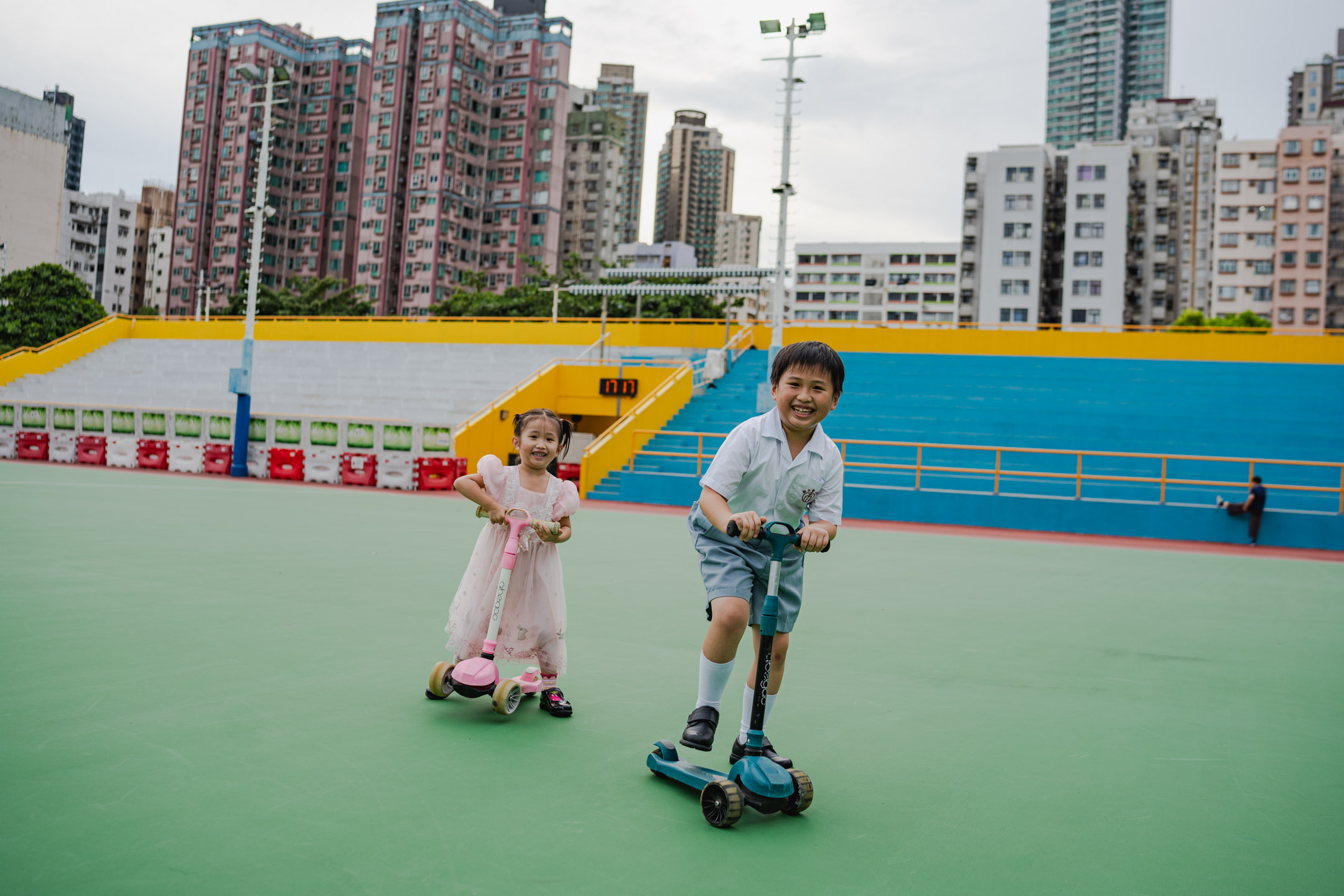 一對兄妹在土瓜灣遊樂場玩耍，「麵粉伯伯」多年來一直在這裡露宿。攝：Ryan Lai/端傳媒