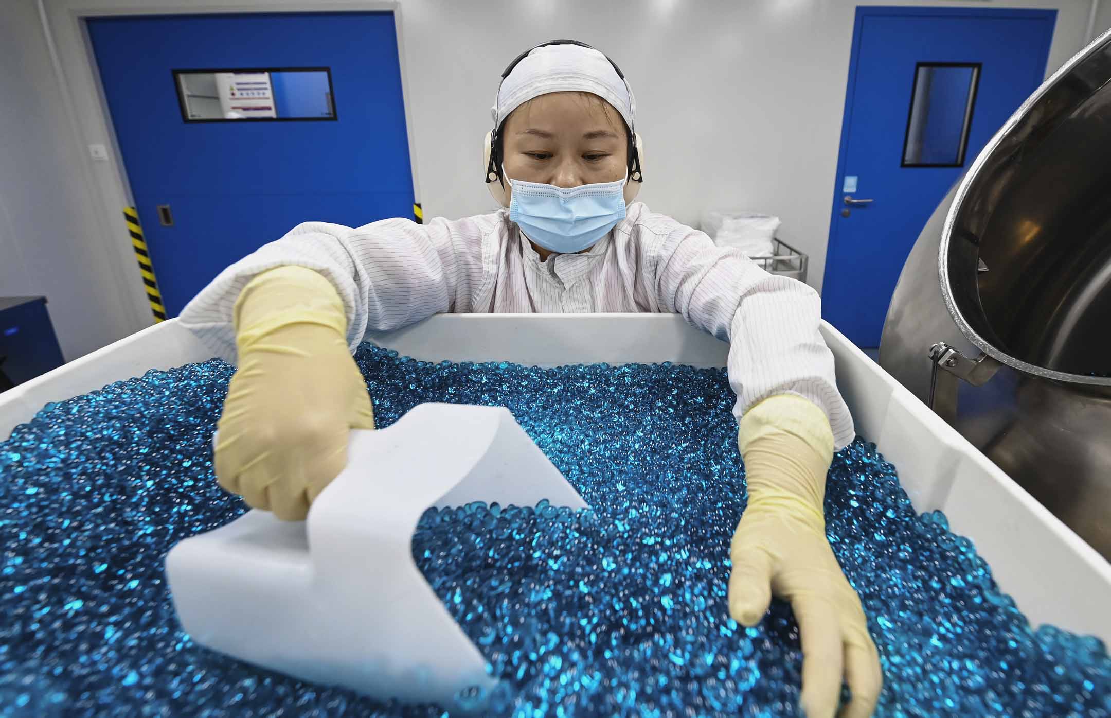 2021年8月11日,中国湖北武汉市的一家工厂,一名员工在生产治疗感冒的胶囊。摄:Zhang Canlong/VCG via Getty Images