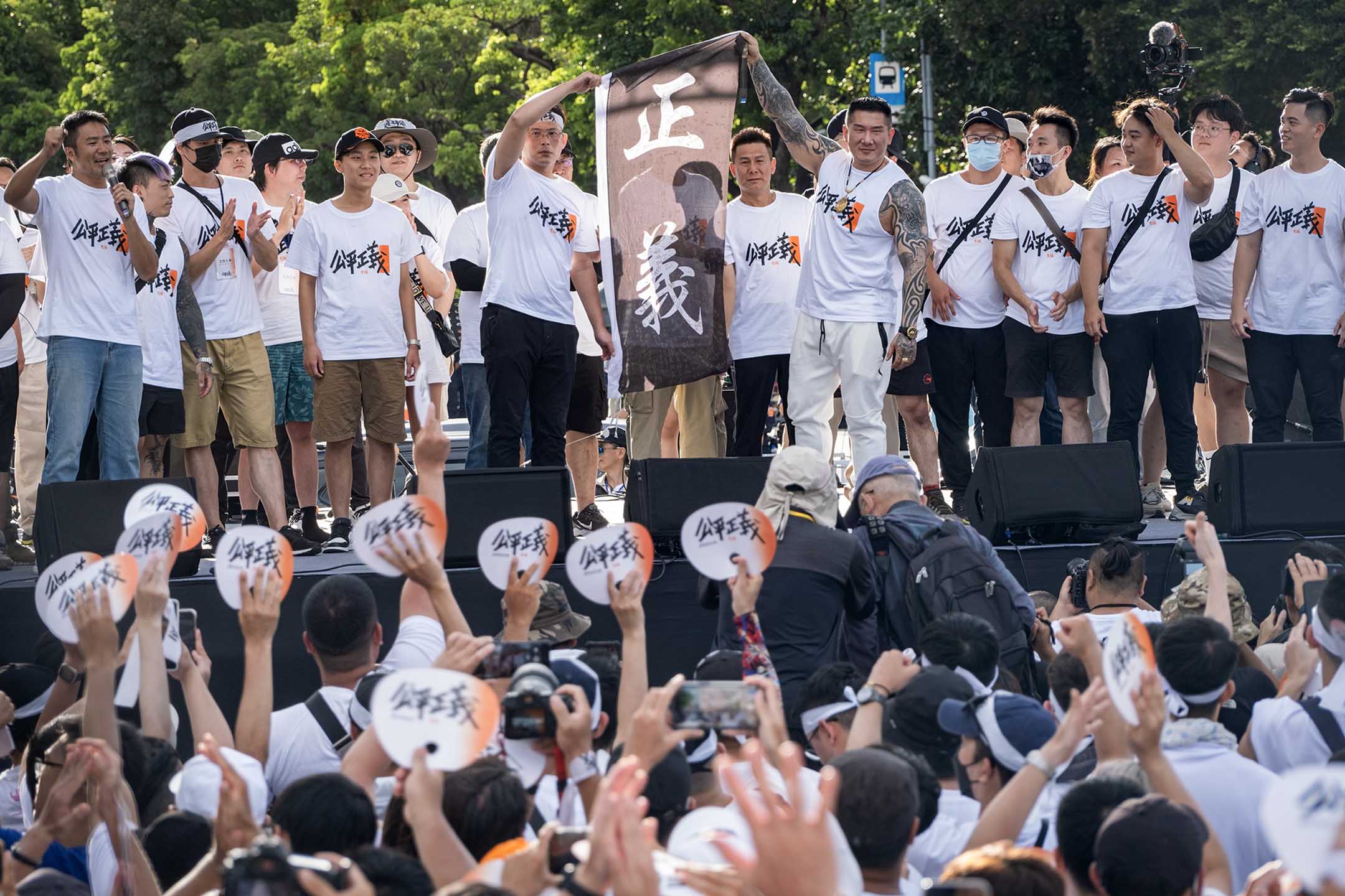 2023年7月16日,台北,「公平正義救台灣」遊行,前立法委員黃國昌與「館長」陳之漢上台演講 。攝:陳焯煇/端傳媒