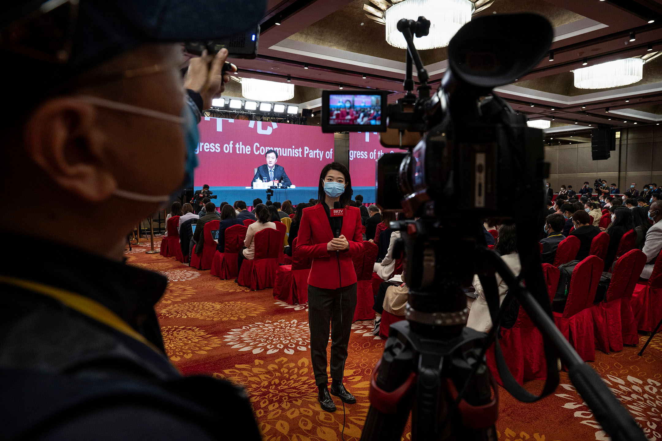 2022年10月21日,中國北京,一名記者在第二十次全國代表大會新聞中心。攝:Kevin Frayer/Getty Images