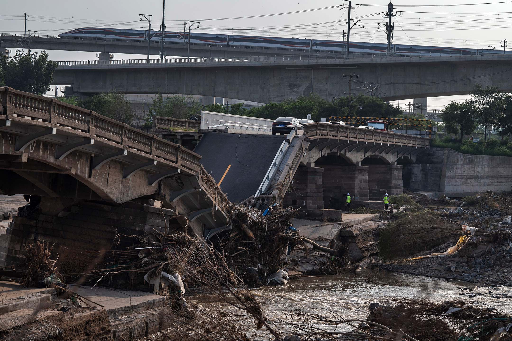 2023年8月4日，中國北京，橋樑因強降雨引發山洪後倒塌。攝：Kevin Frayer/Getty Images