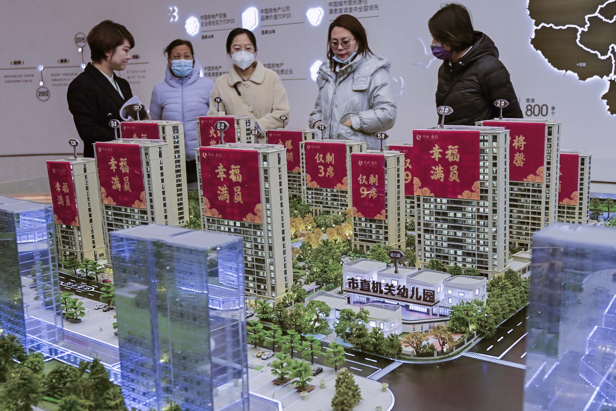 2023年3月15日,人们在山东省青州一家房地产开发公司的售楼处参观。摄:CFOTO/Future Publishing via Getty Images