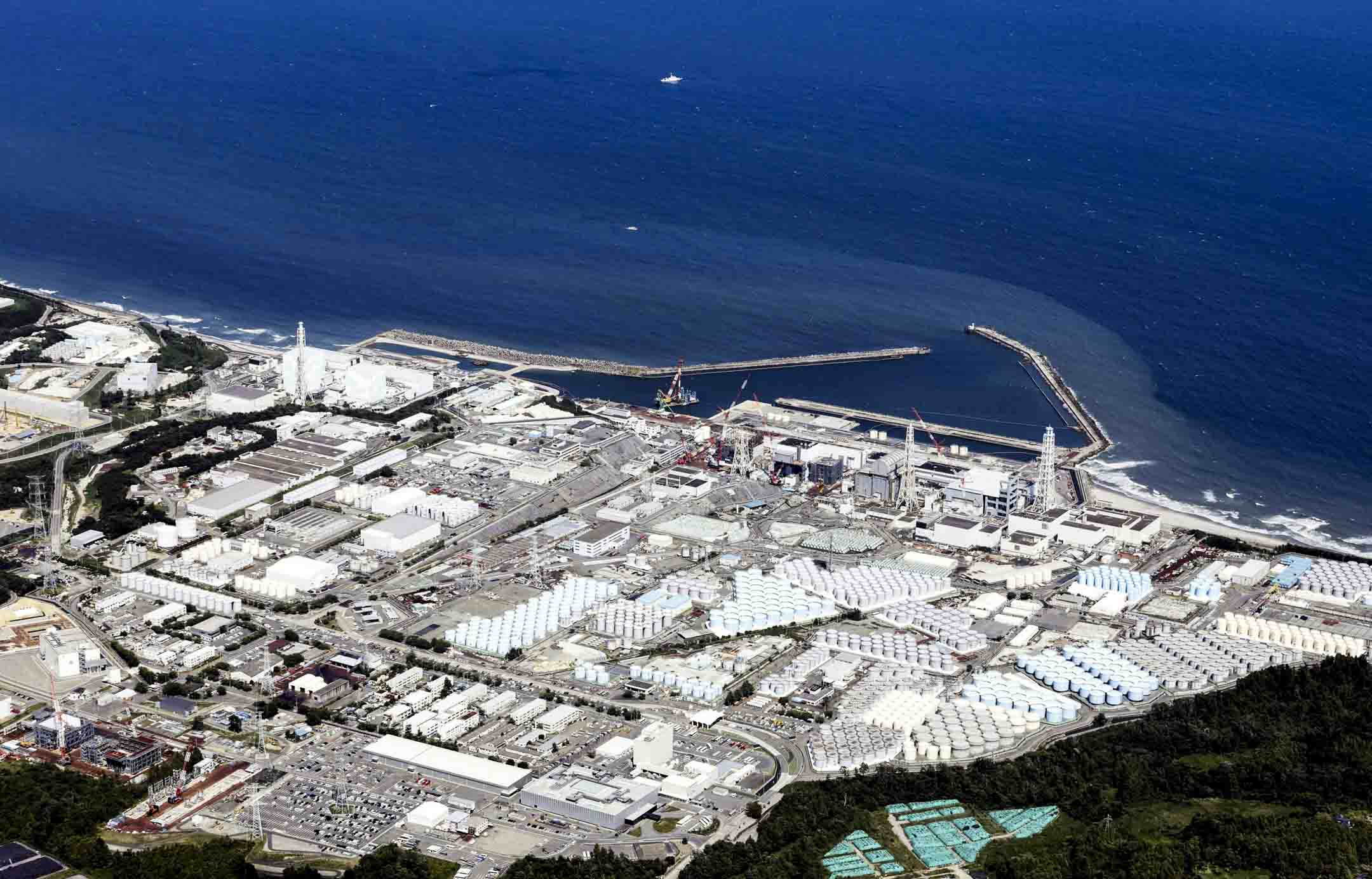 2023年8月24日,日本福島縣大隈町的福島第一核電站鳥瞰圖,該電站開始向太平洋釋放經過處理的放射性水。攝:Kyodo/via Reuters/達志影像