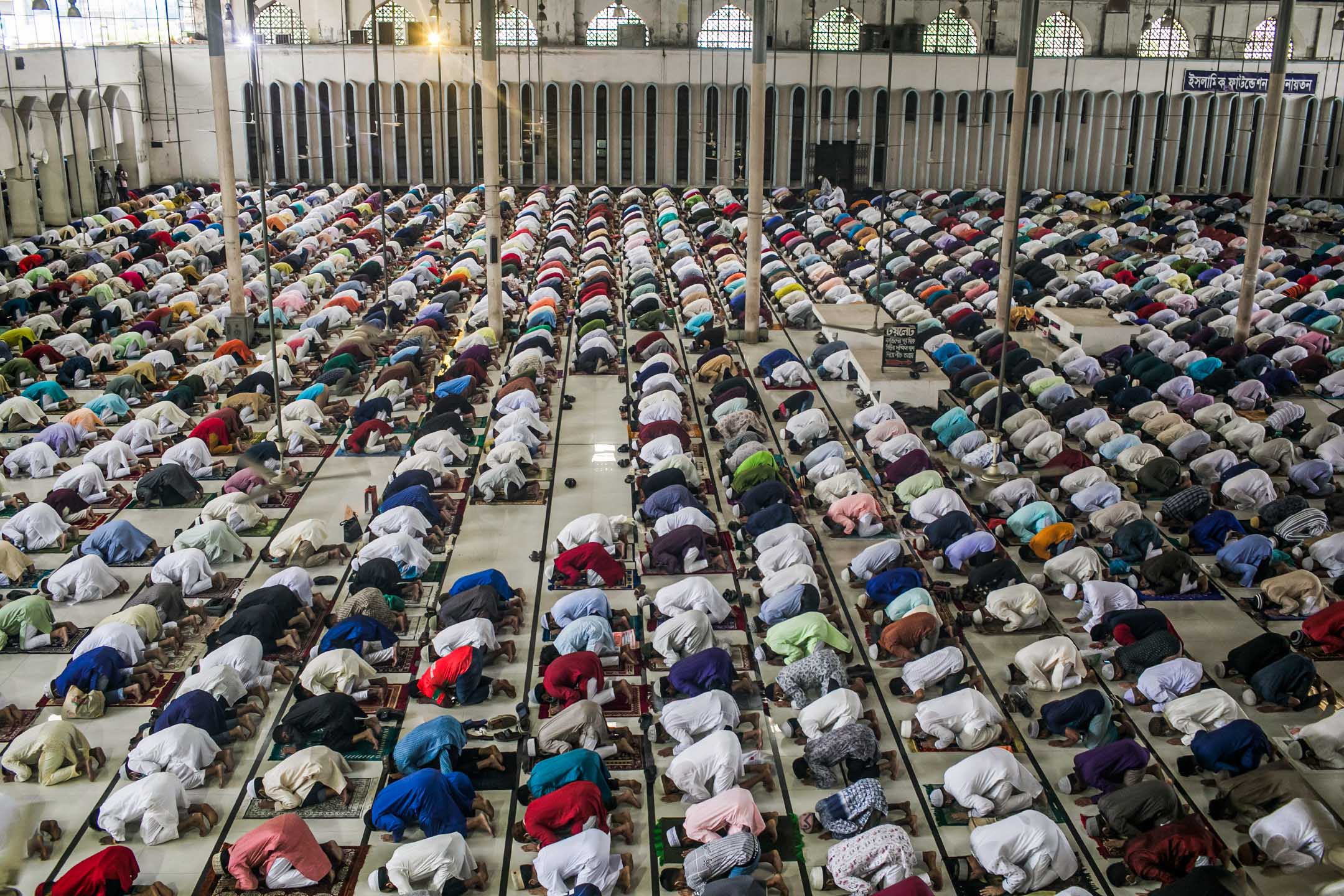 2021年7月21日,穆斯林在国家清真寺祈祷。摄:Sazzad Hossain/LightRocket via Getty Images
