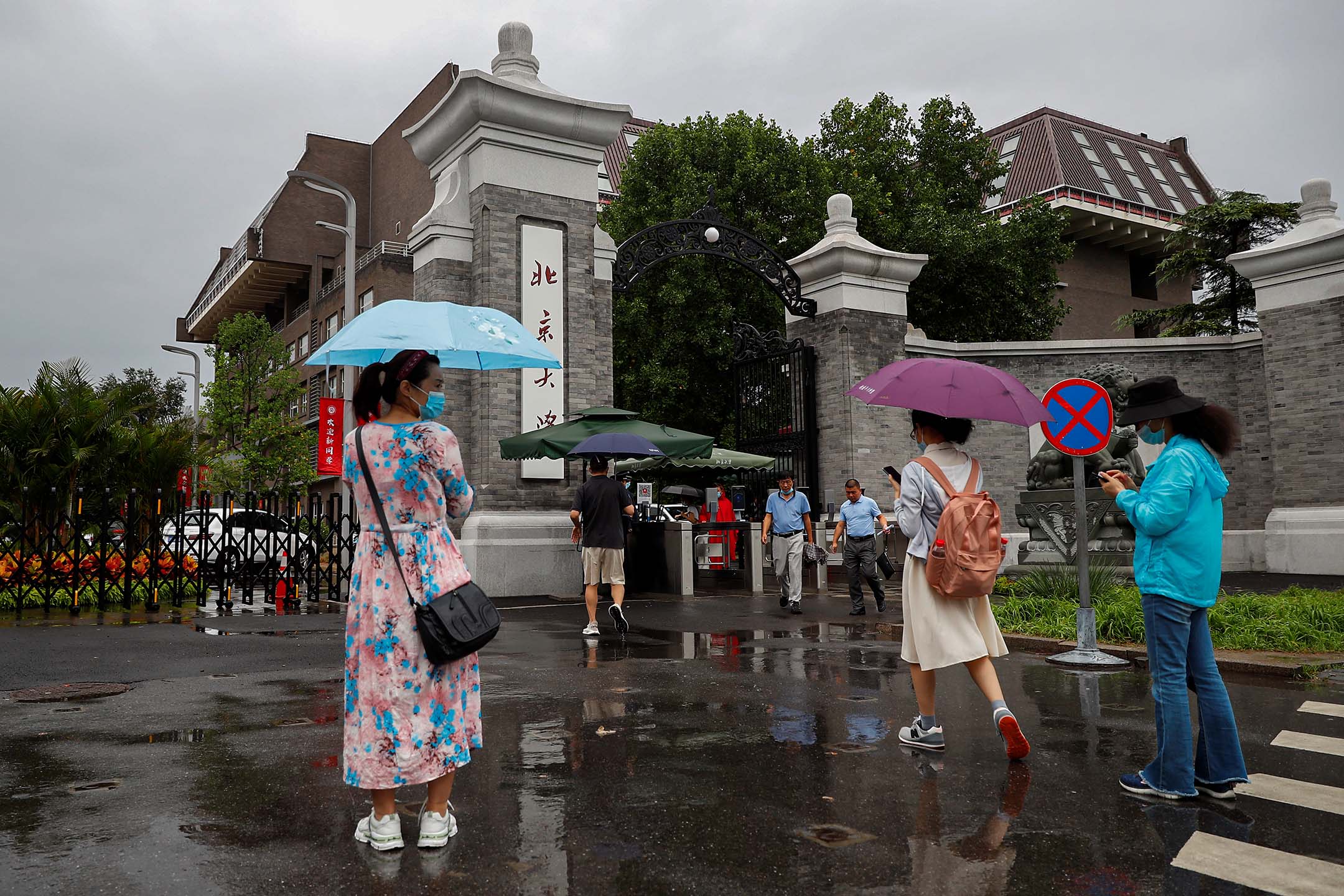 2020年8月31日,人們站在北京大學外。攝:Thomas Peter/Reuters/達志影像