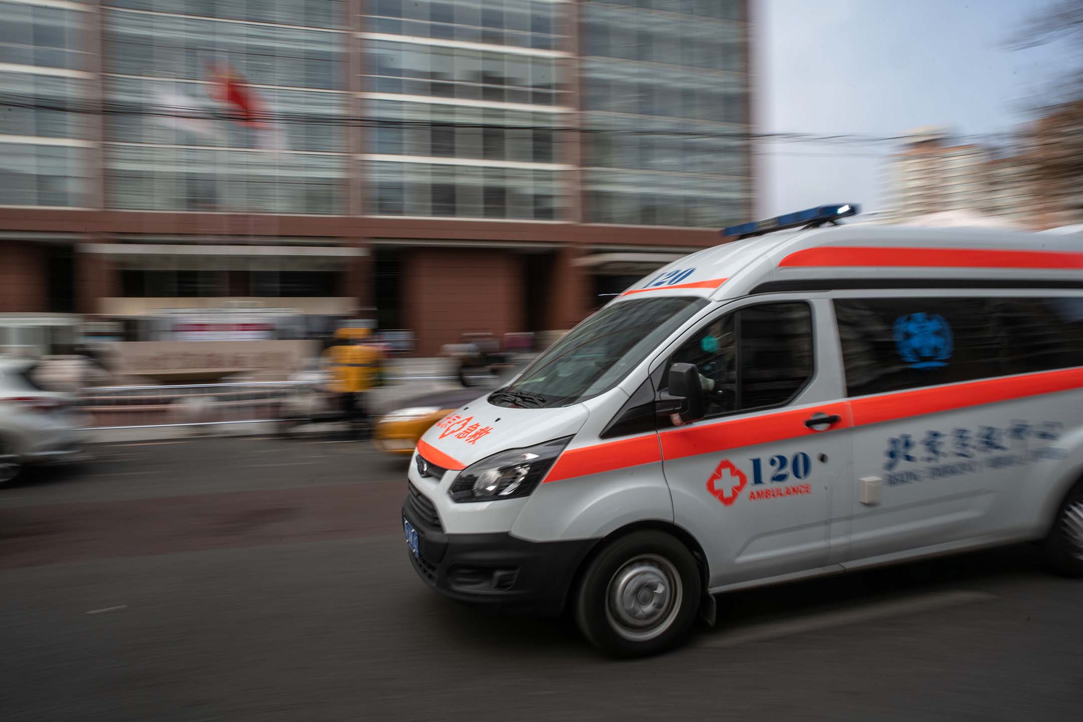 2023年1月19日,一輛救護車經過中國北京的一家醫院。圖:Bloomberg via Getty Images