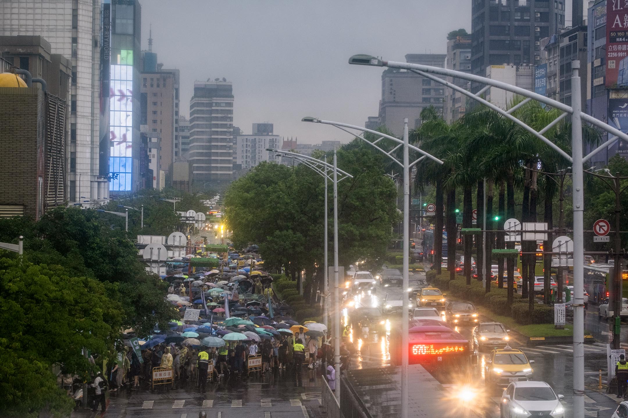 2023年8月20日,还路于民大游行。摄:陈焯𪸩/端传媒