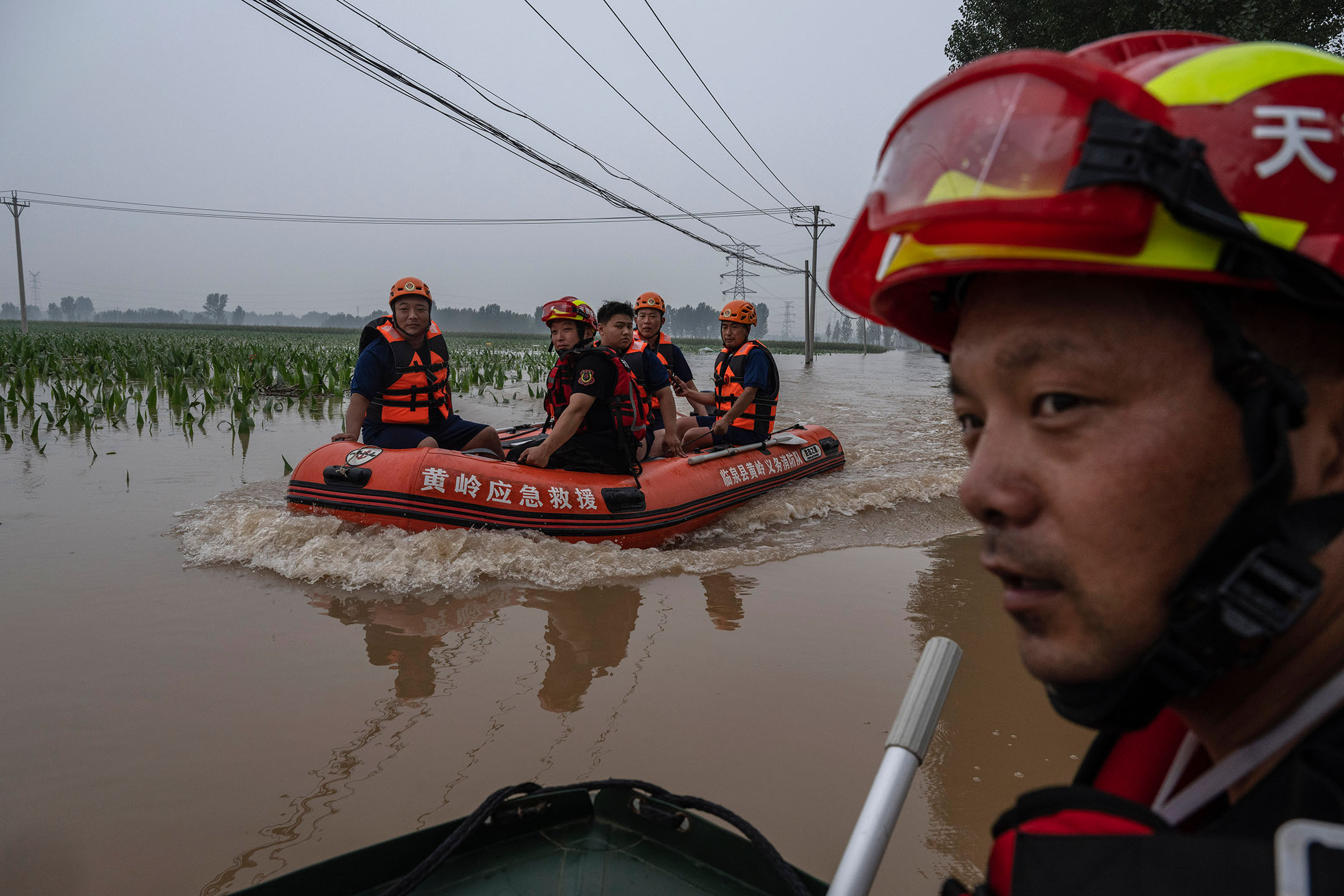 2023年8月3日，中國涿州，救援人員在被洪水淹沒的地區尋找當地居民。攝：Kevin Frayer/Getty Images