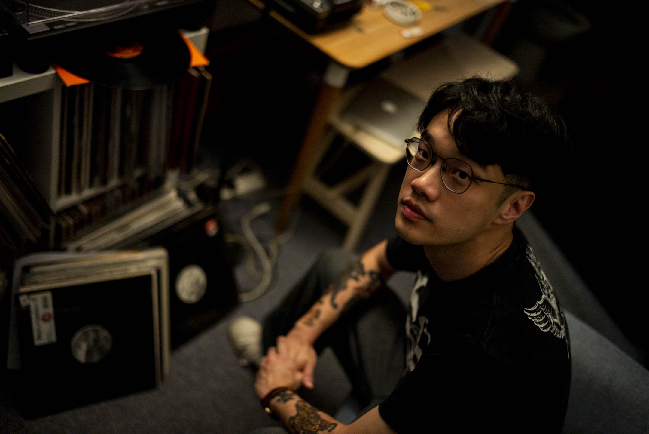 Tomii Chan,香港唱作、制作人,音乐由蓝调、民谣发展出骚灵肌理。2023年发表首支广东话作品〈说不清〉,探索创作语言和身份认同。摄:林振东/端传媒